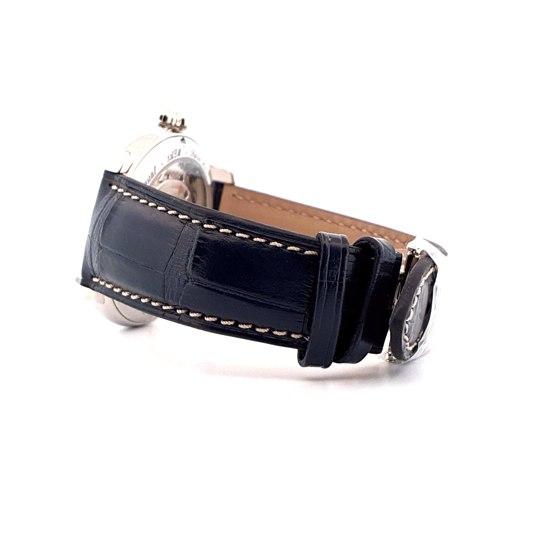 Seitenansicht einer Frederique Constant Classic Manufacture Worldtimer mit dunkelblauem Kroko-Lederarmband