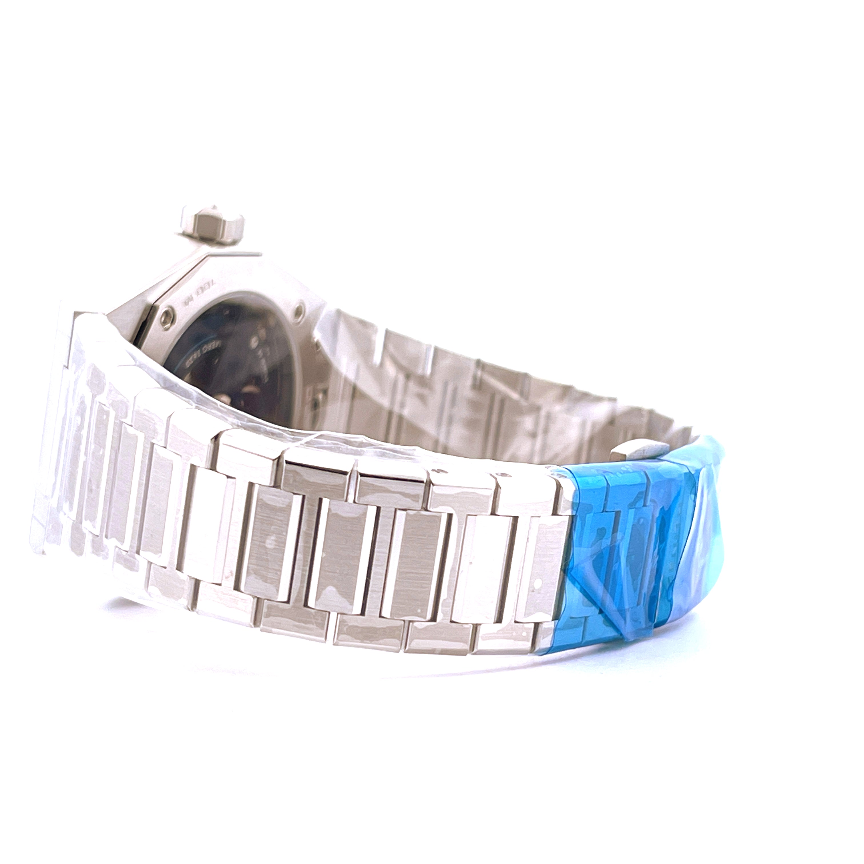 Zenith Defy Skyline Skeleton aus Edelstahl mit blauem Schutzband an einem Armband auf weißem Hintergrund