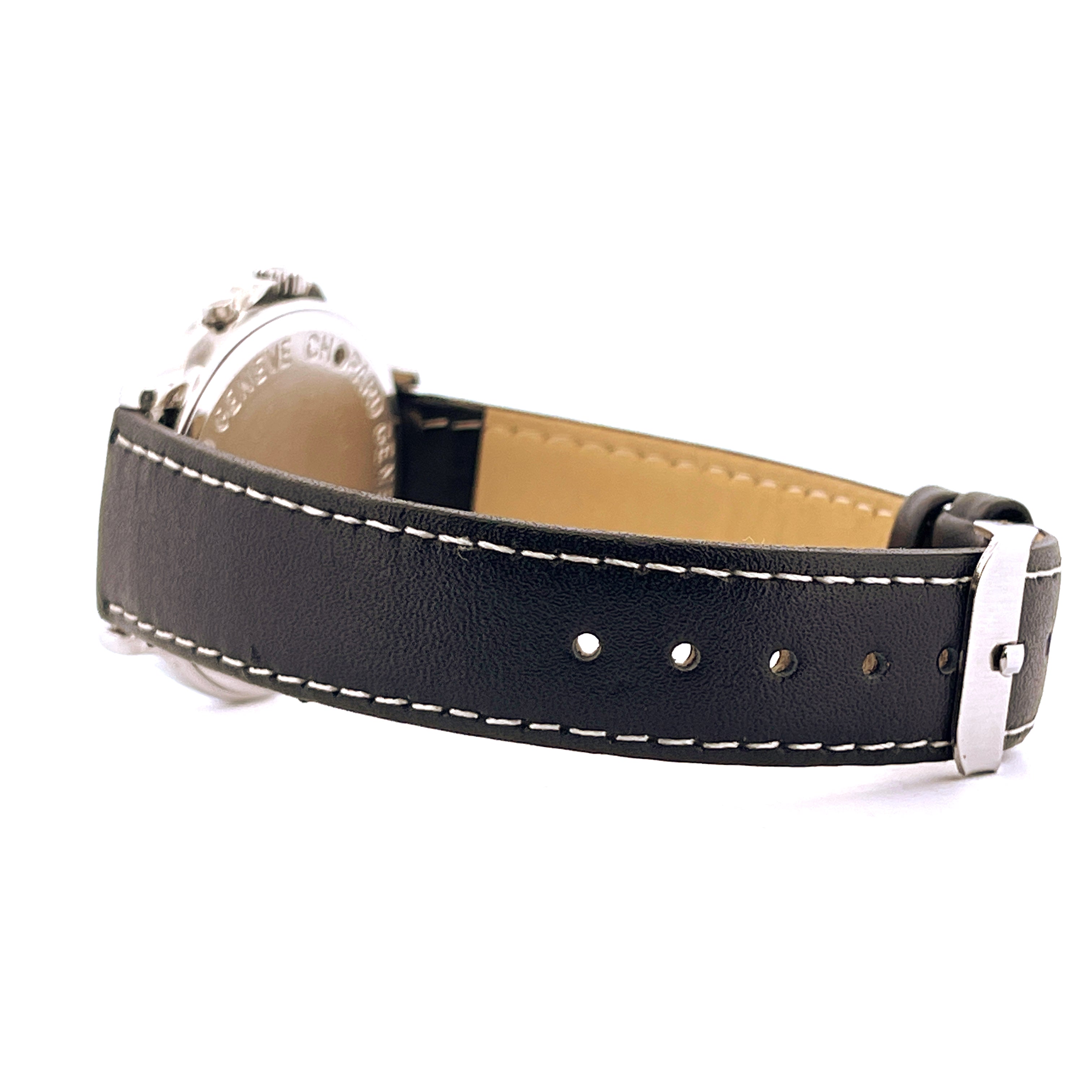 Seitenansicht eines Chopard Mille Miglia Monopusher mit schwarzem Lederarmband und Edelstahlschließe