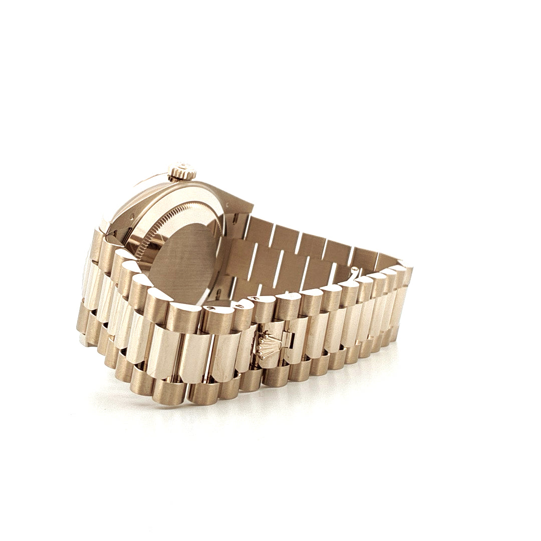 Rolex Day-Date 40 Roségold Armband und Gehäuse von der Seite auf weißem Hintergrund