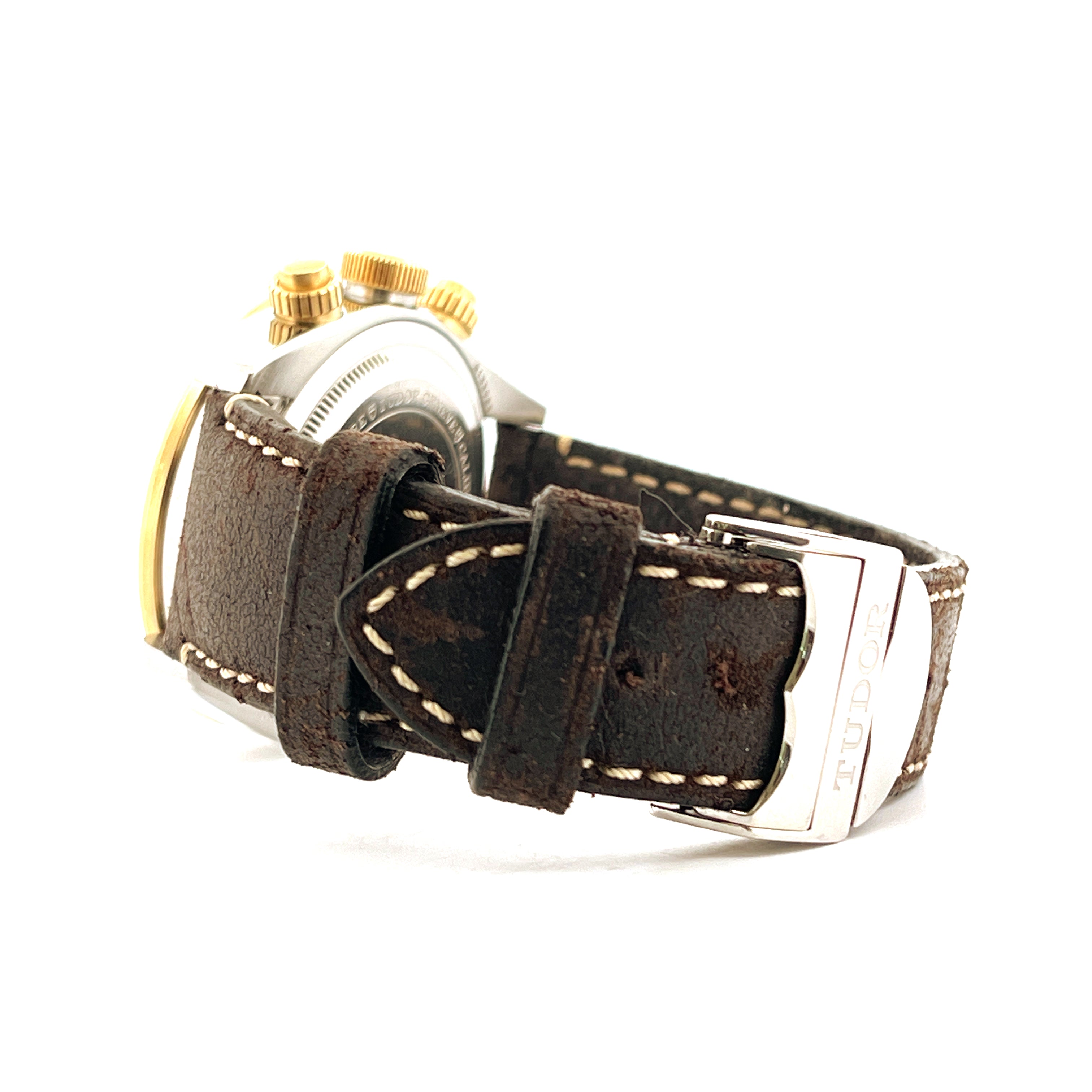 Seitenansicht einer Tudor Black Bay Chrono S&G mit braunem Lederarmband und silberner Schließe mit Tudor-Schriftzug