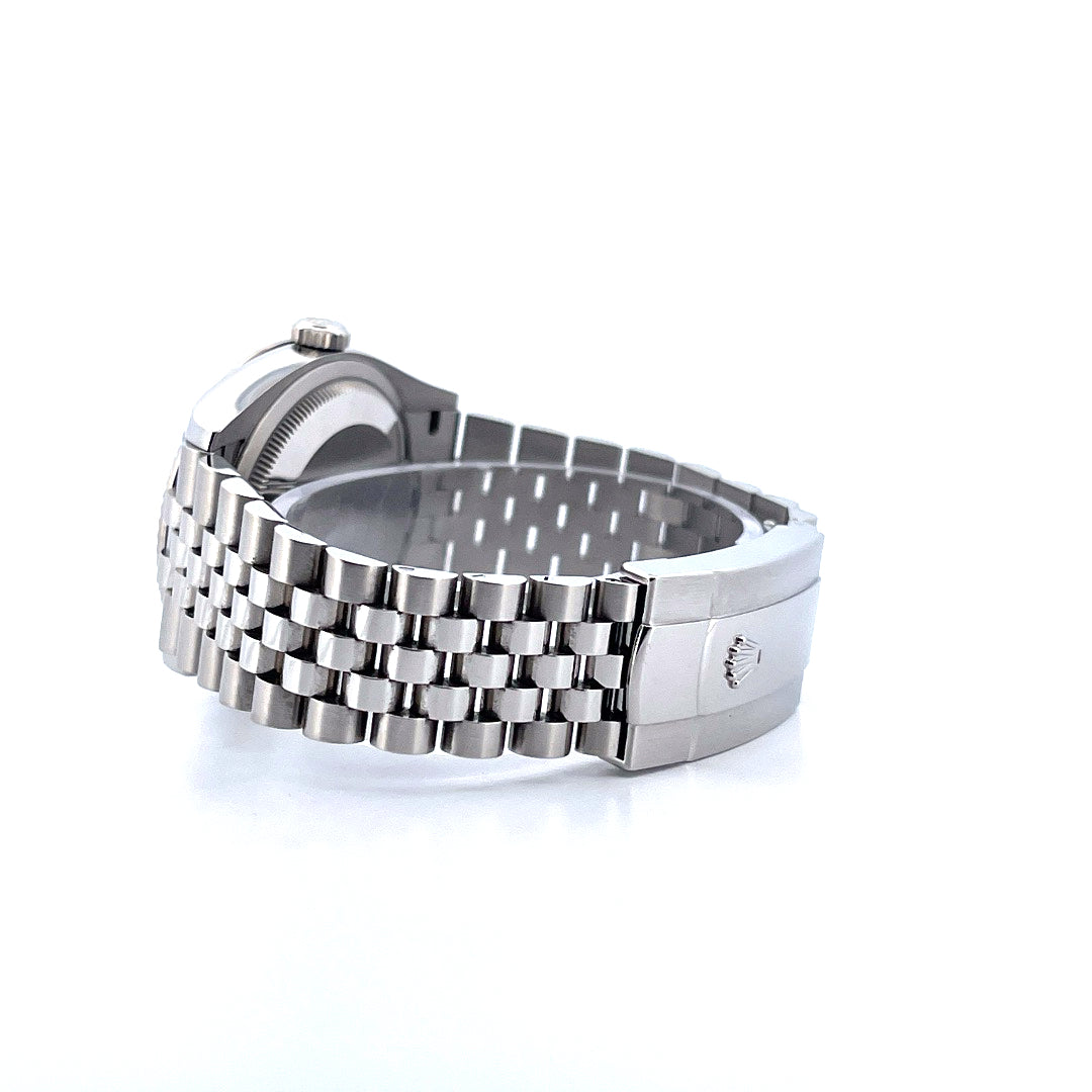 Seitenansicht einer Rolex Datejust 36 Blue Motif aus Stahl mit Jubilé-Armband und gefalteter Schließe