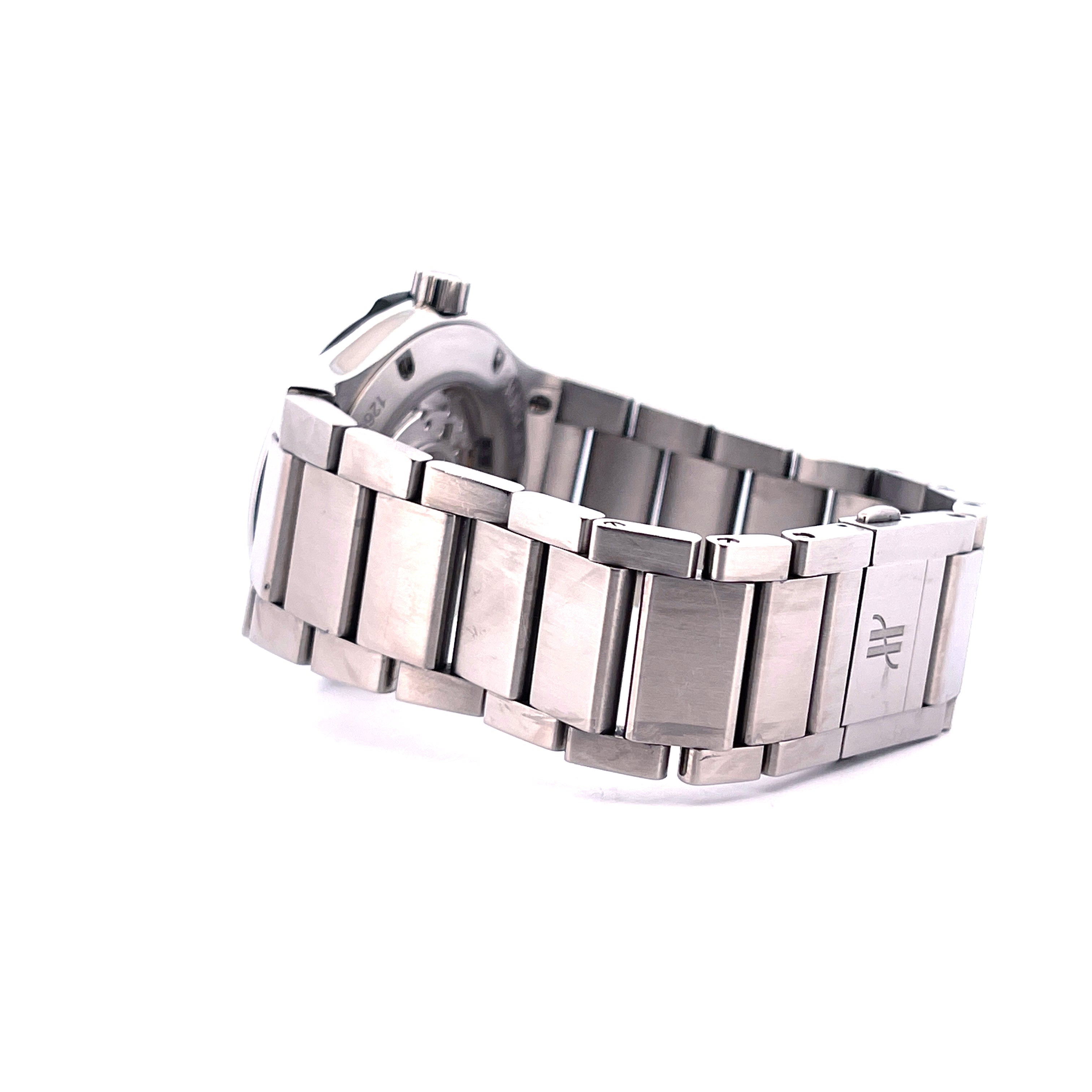Hublot Classic Fusion Titan Uhr im Profil mit sichtbarem Armband