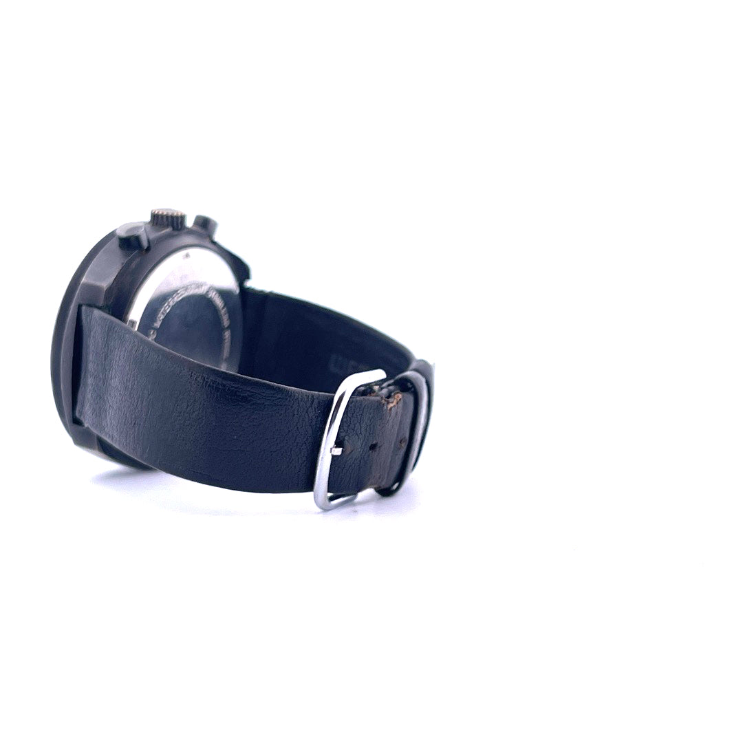 TAG Heuer Chronograph Big Shield Automatik Stahlgehäuse mit schwarzem Lederarmband und Silberschließe Seitenansicht