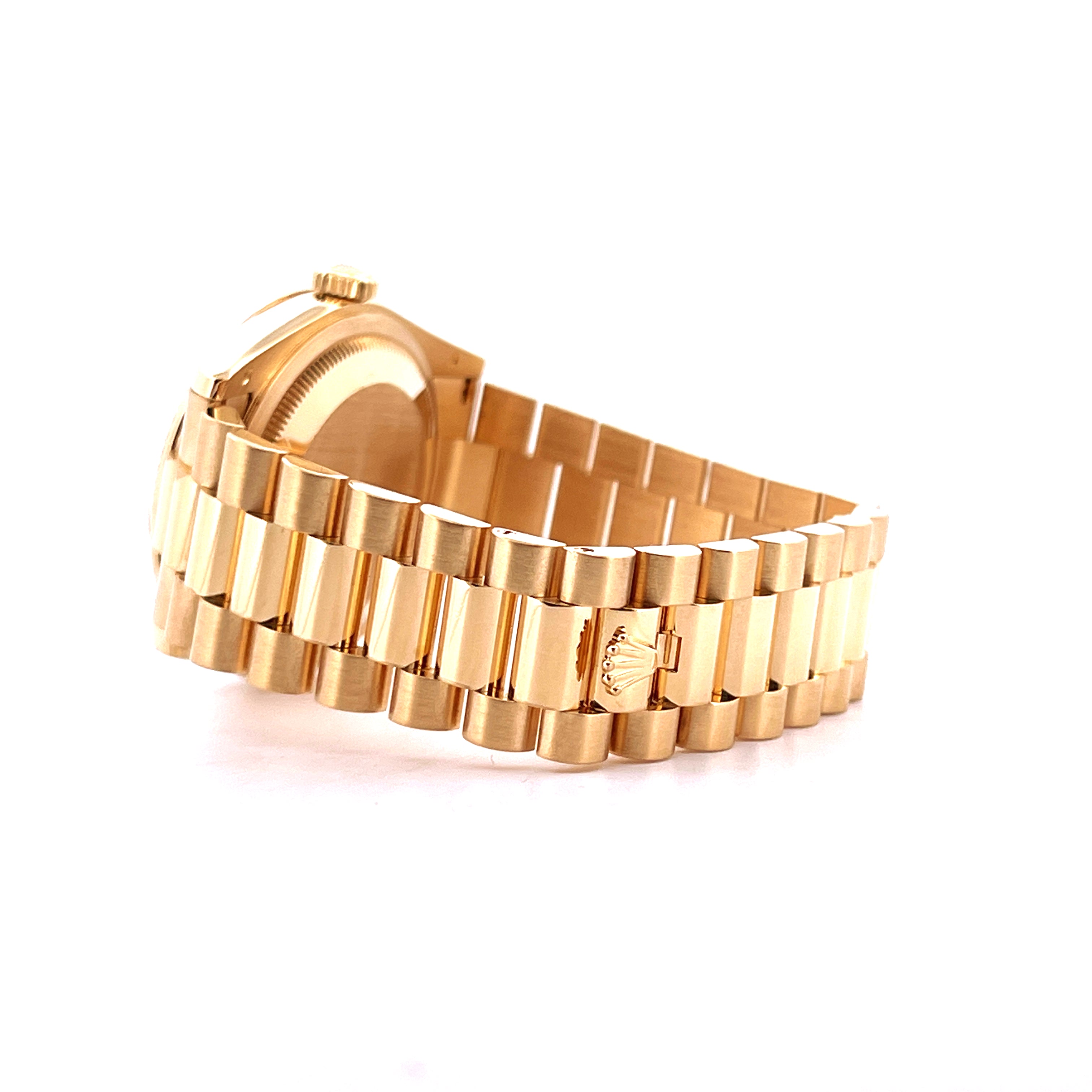Seitenansicht einer goldenen Rolex Day-Date 36mm Uhr mit Presidents Armband und Rolex-Logo auf der Schließe