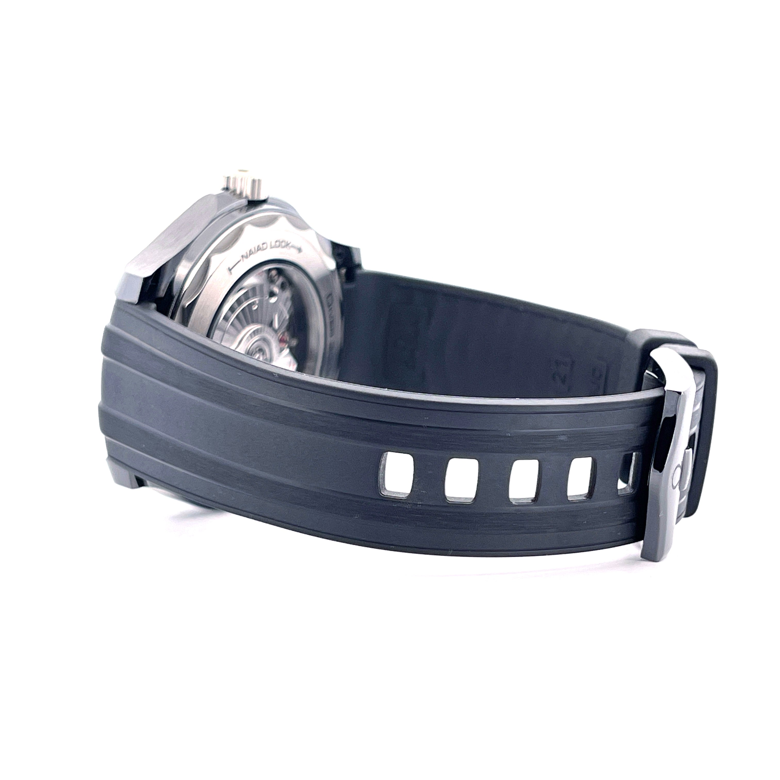Omega Seamaster Diver 300 M Ceramic Titan mit schwarzem Kautschukband auf weißem Hintergrund