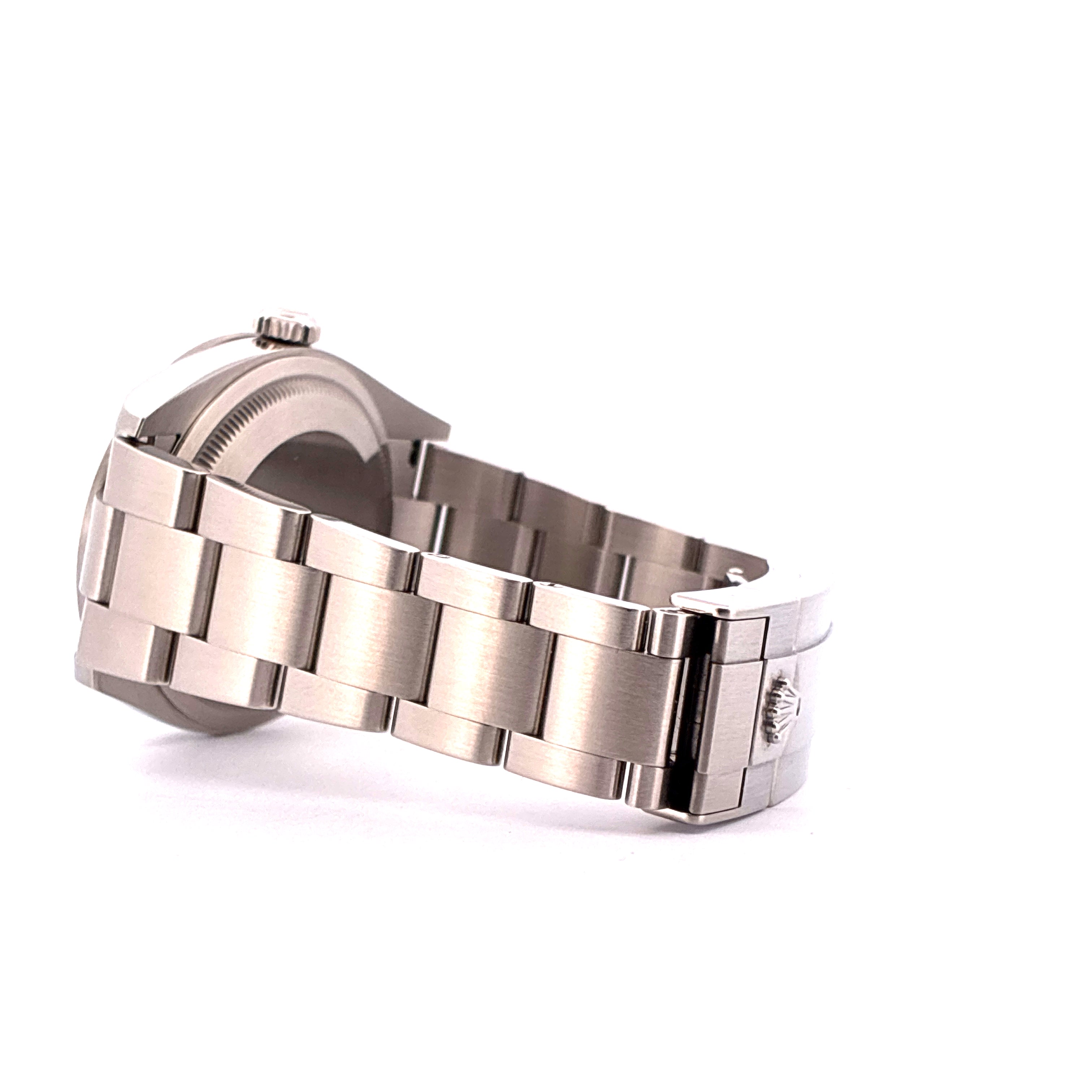 Seitenansicht einer gebrauchten Rolex Explorer 41mm aus Stahl mit charakteristischem Oyster-Armband und Schließe