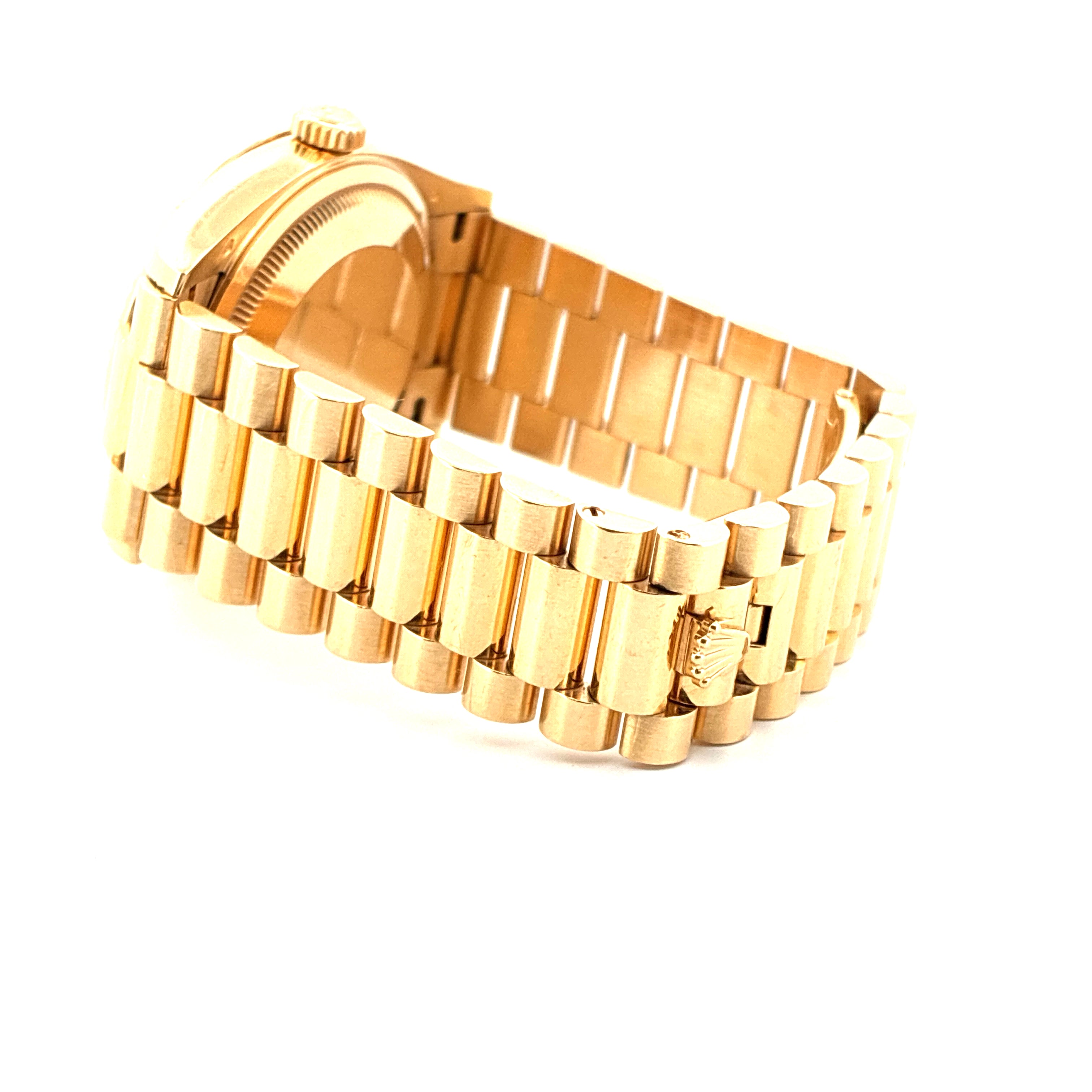 Rolex Day-Date 36 Gelbgold mit Präsidentenarmband aus der Seitenansicht auf weißem Hintergrund
