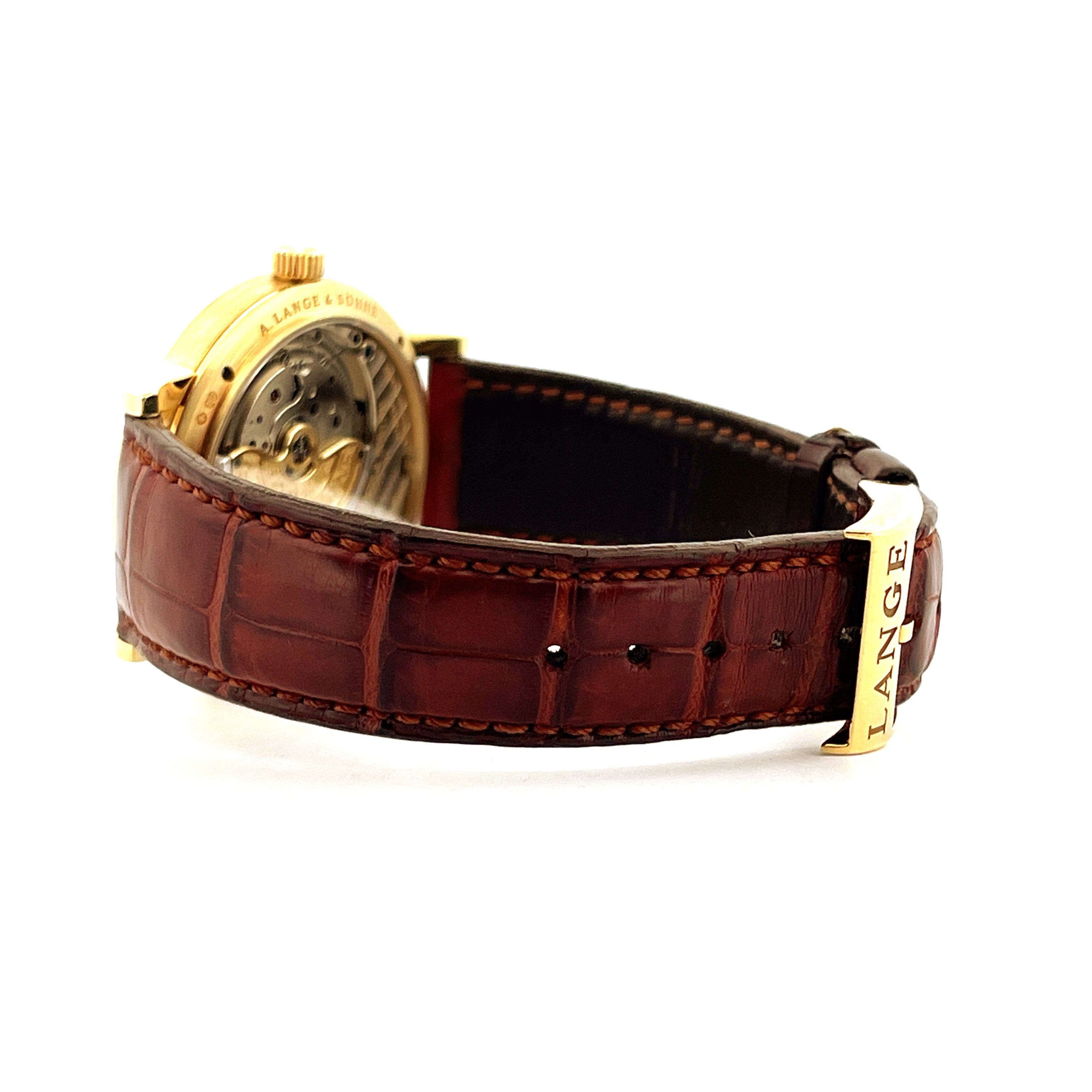 Seitenansicht einer A. Lange & Söhne Langematik aus Gelbgold mit braunem Kroko-Lederarmband