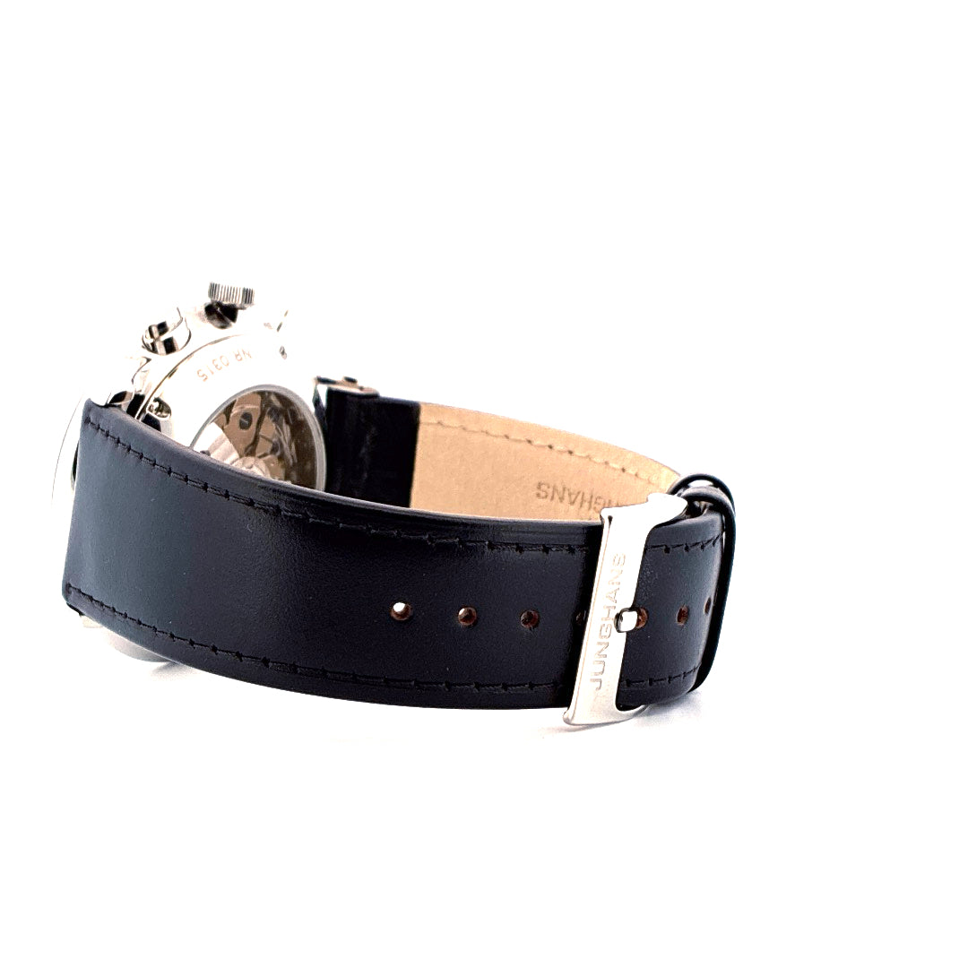 Junghans Meister Chronoscope Seitenansicht mit schwarzem Lederarmband und Edelstahlschließe