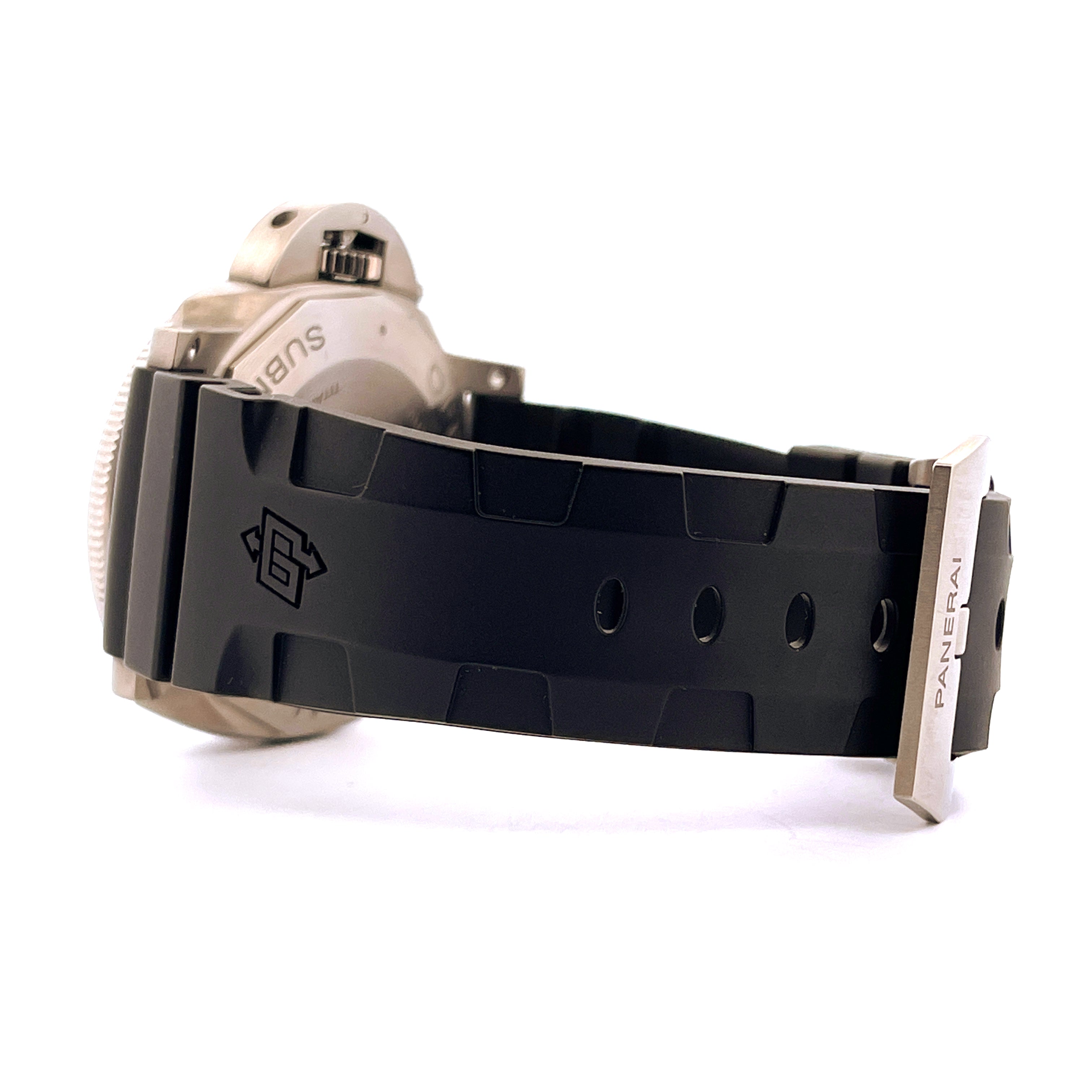 Seitenansicht einer Panerai Luminor Submersible 1950 3 Days Titan mit schwarzem Kautschukband