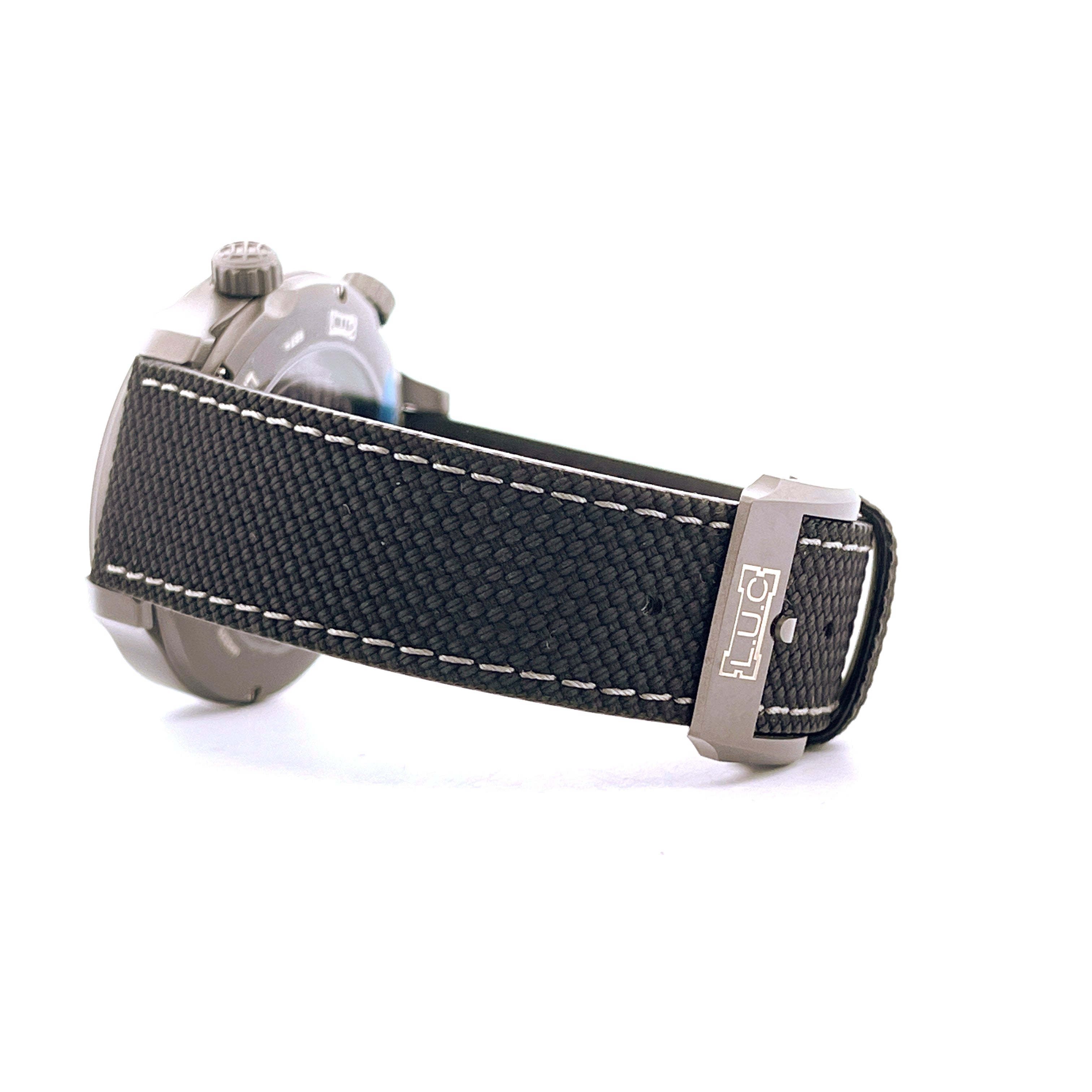 Seitenansicht einer Chopard L.U.C Time Traveler One Black Uhr mit schwarzem Textilarmband und Logo-Schließe