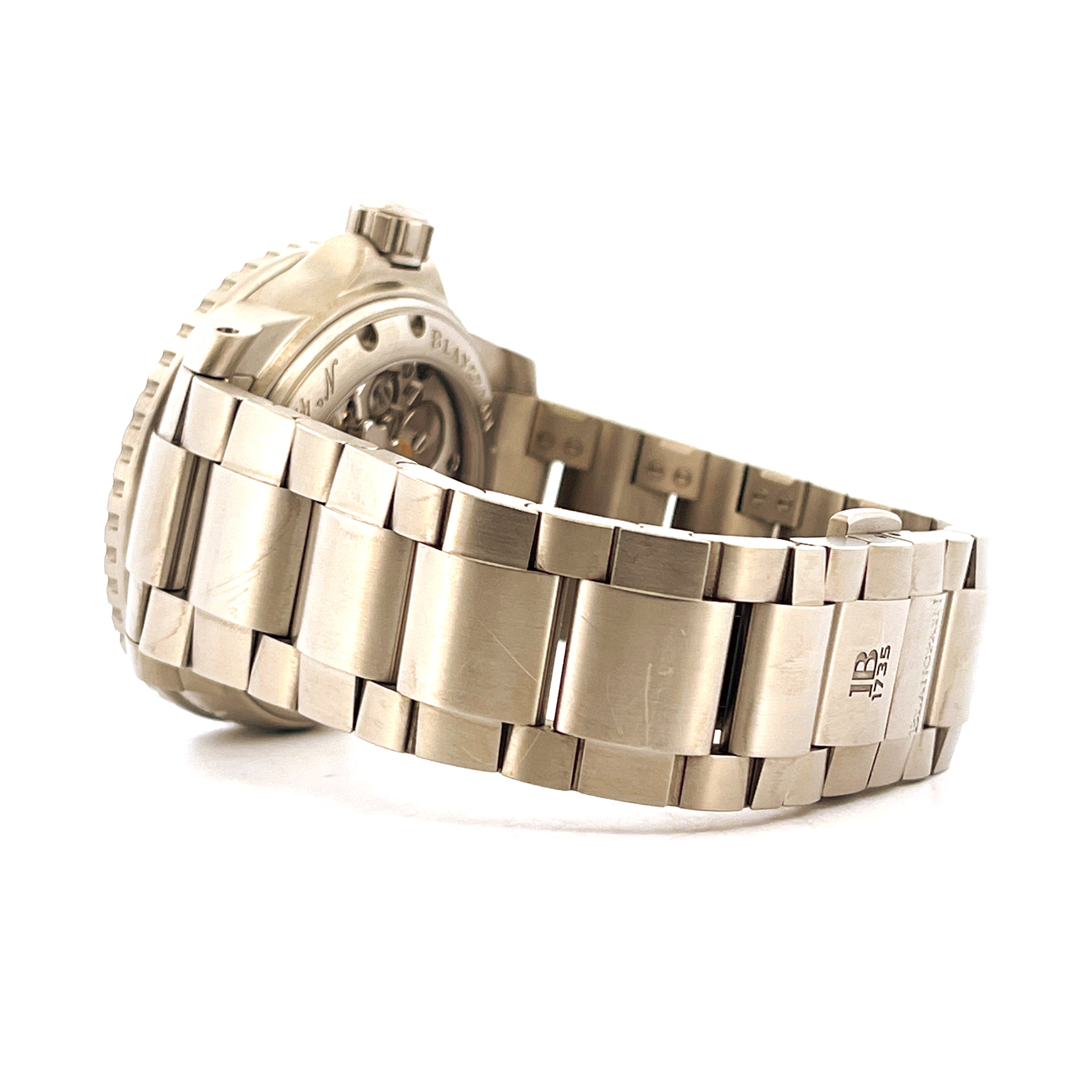 Blancpain Fifty Fathoms Automatique Titan Seitenansicht mit einem massiven Armband