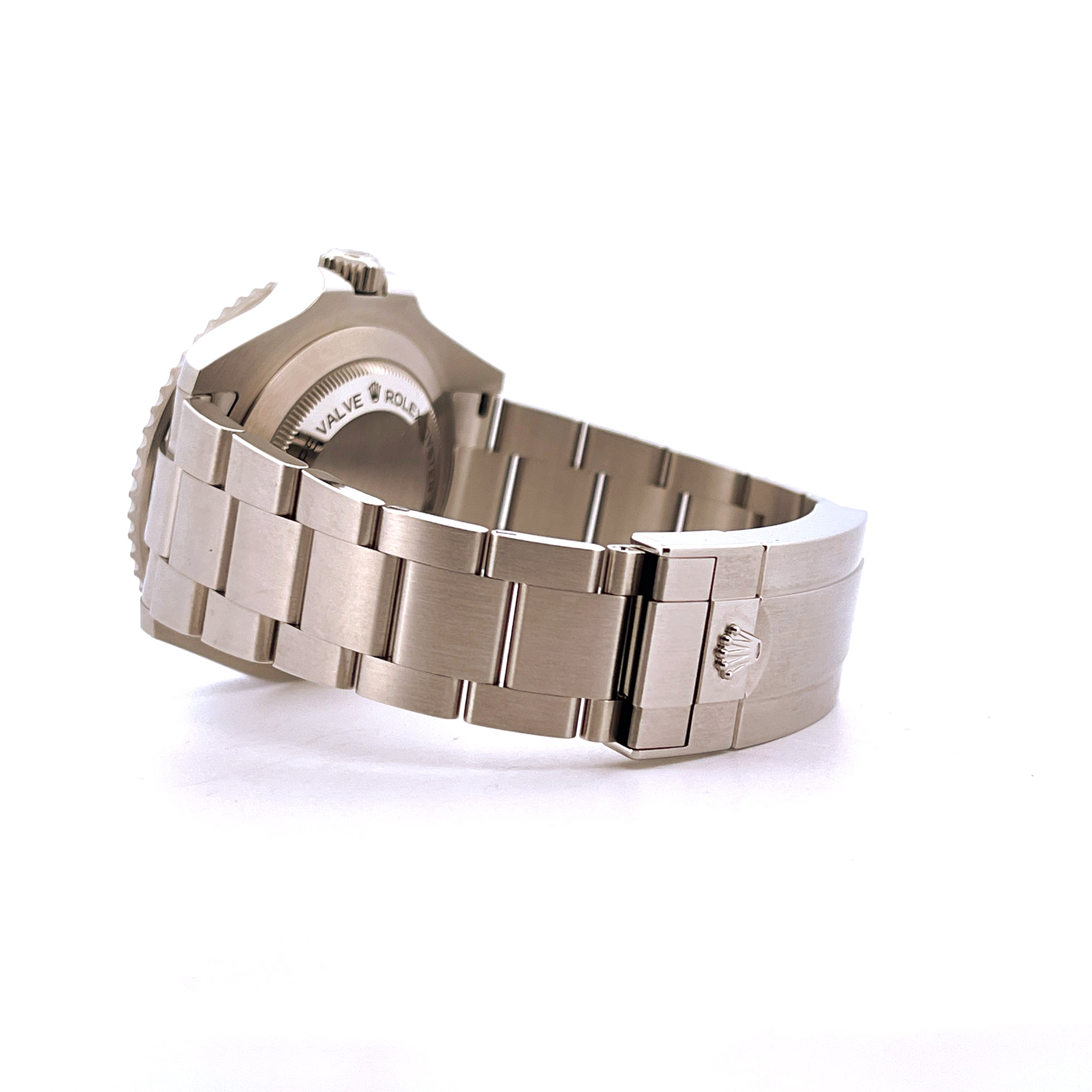 Seitenansicht eines Rolex Sea-Dweller Ref. 126600 Stahlarmbands mit auf der Schließe eingraviertem Kronenlogo