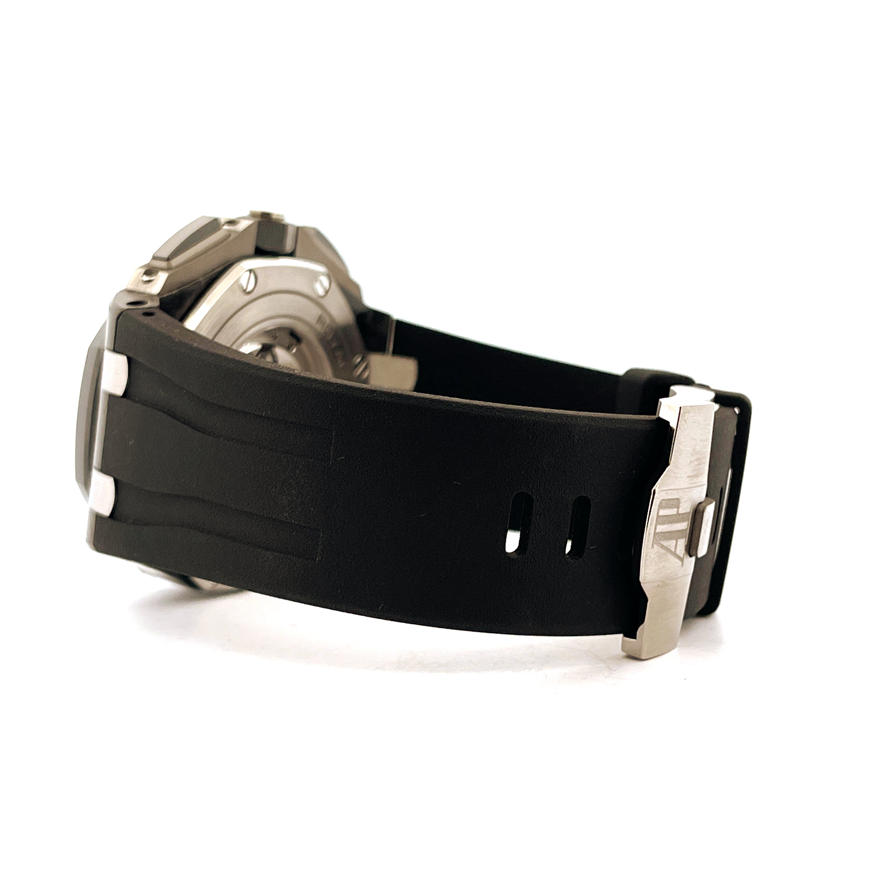 Audemars Piguet Royal Oak Offshore Carbon & Ceramic Uhr Seitenansicht mit schwarzem Armband und AP-Schließe