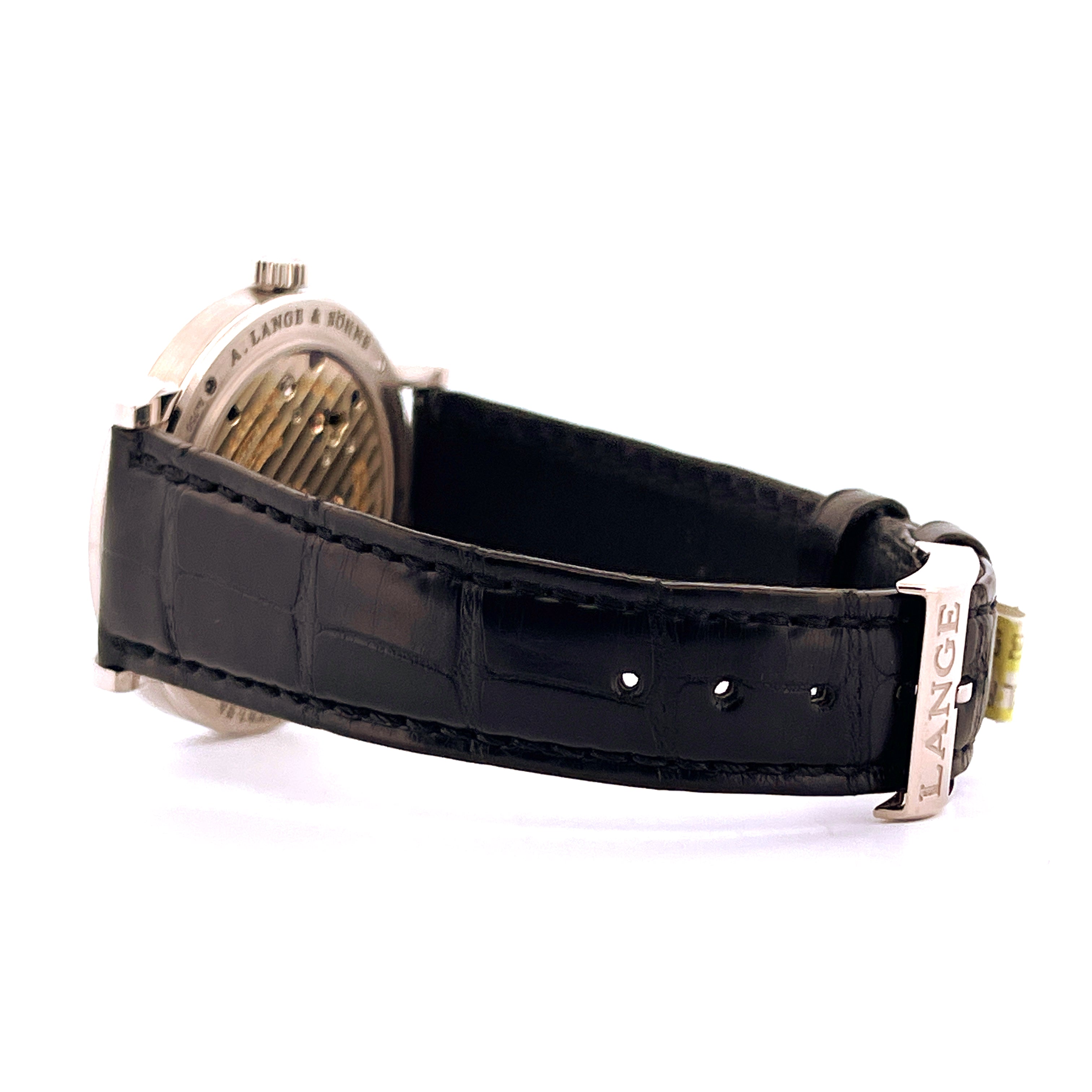 Seitenansicht einer A. Lange & Söhne 1815 Weißgold Uhr mit schwarzem Kroko-Lederarmband und Dornschließe