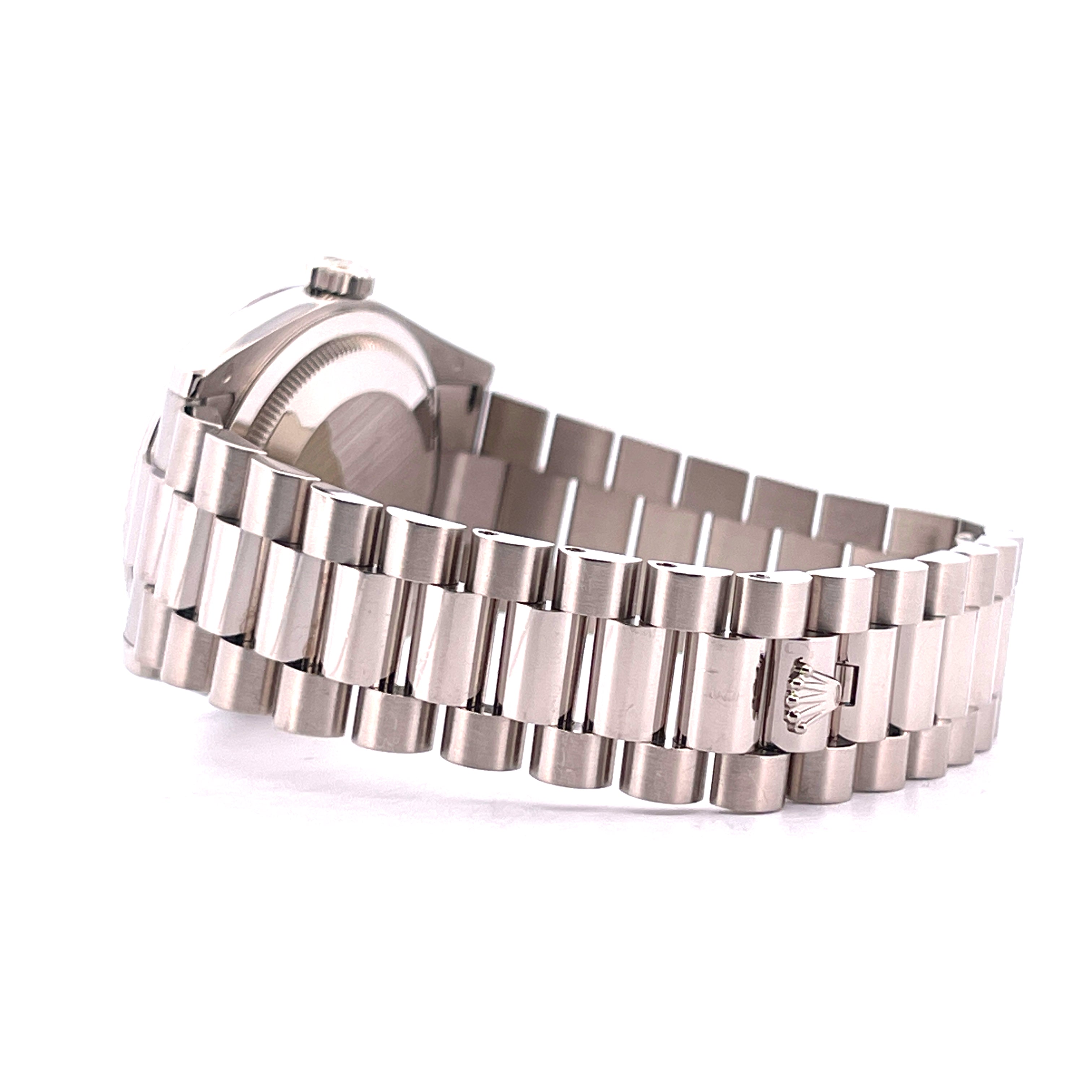 Rolex Day-Date 36 Weißgold mit Präsidentenband aus einem Blickwinkel von links hinten
