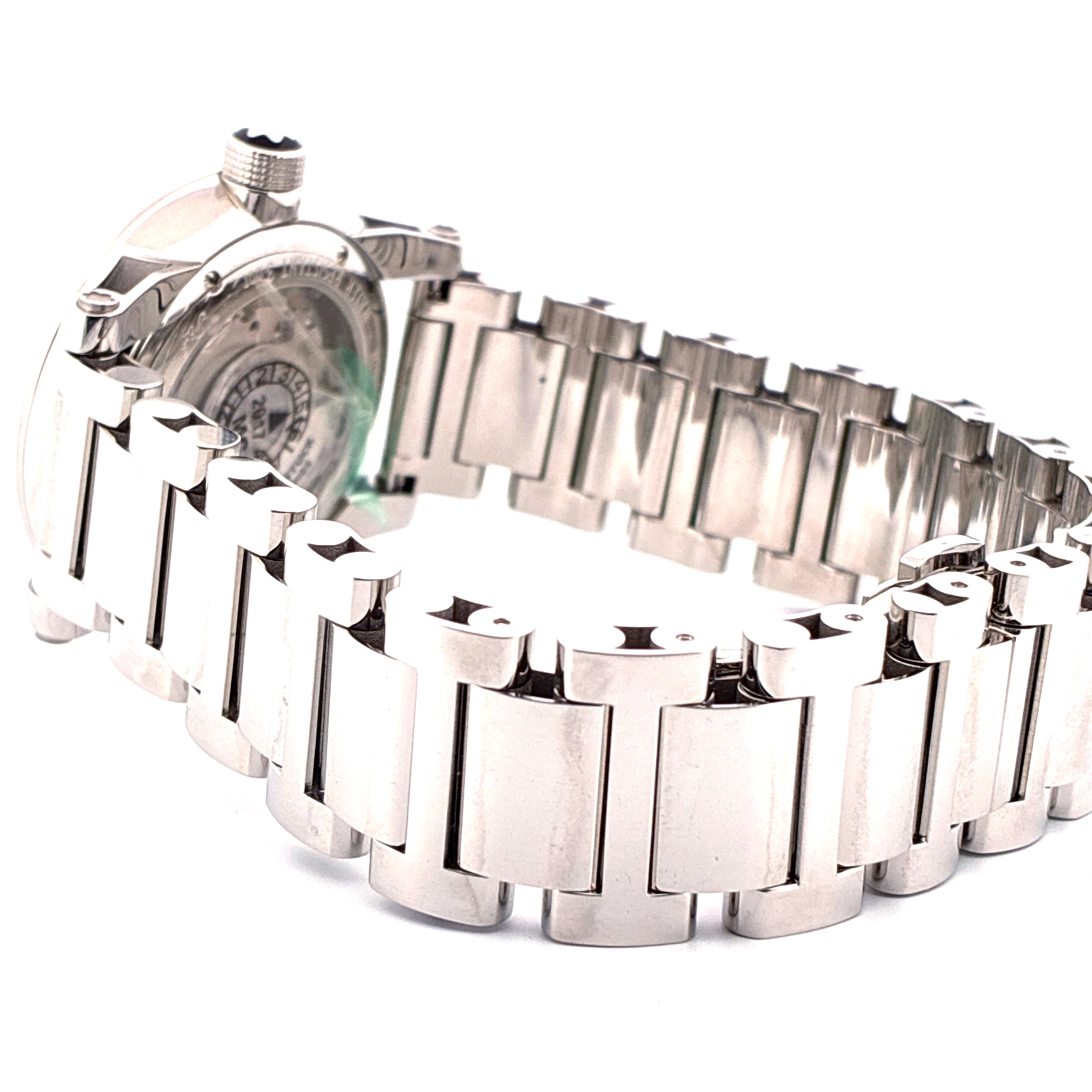 Montblanc Timewalker im Detail, Edelstahlgehäuse und Gliederarmband auf weißem Hintergrund