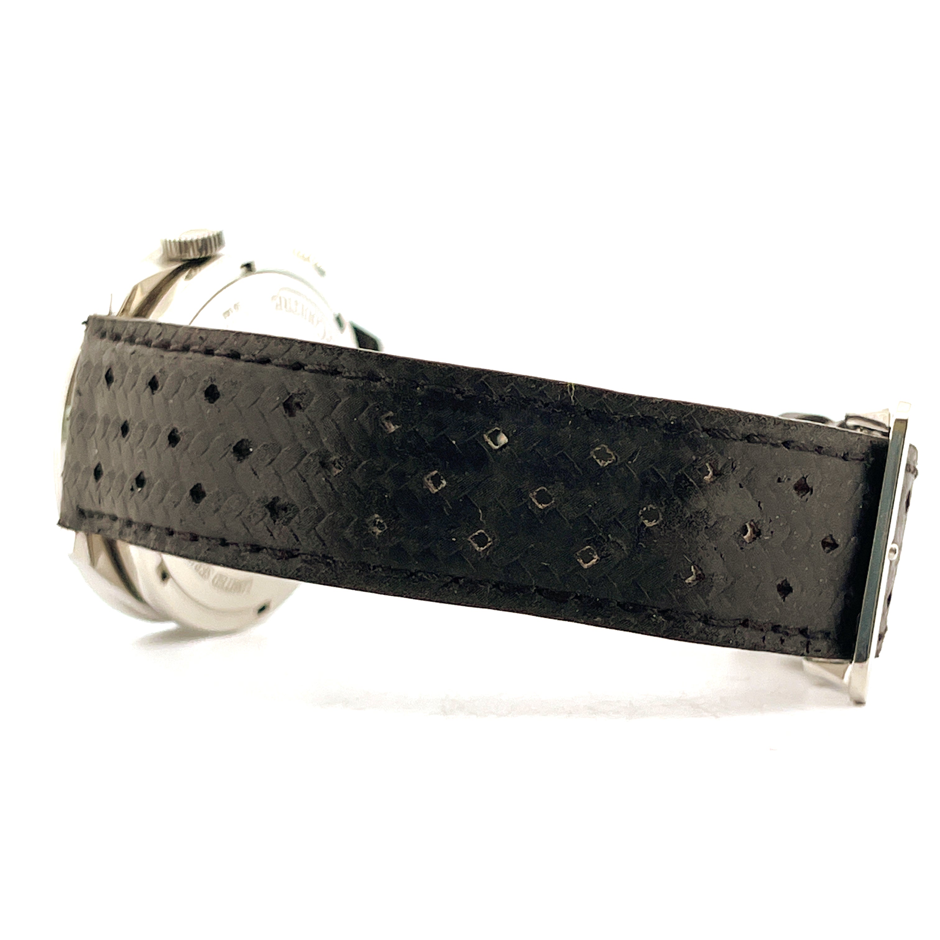 Seitenansicht des Jaeger LeCoultre Memovox Tribute To Deep Sea (2012) mit schwarzem perforiertem Lederarmband
