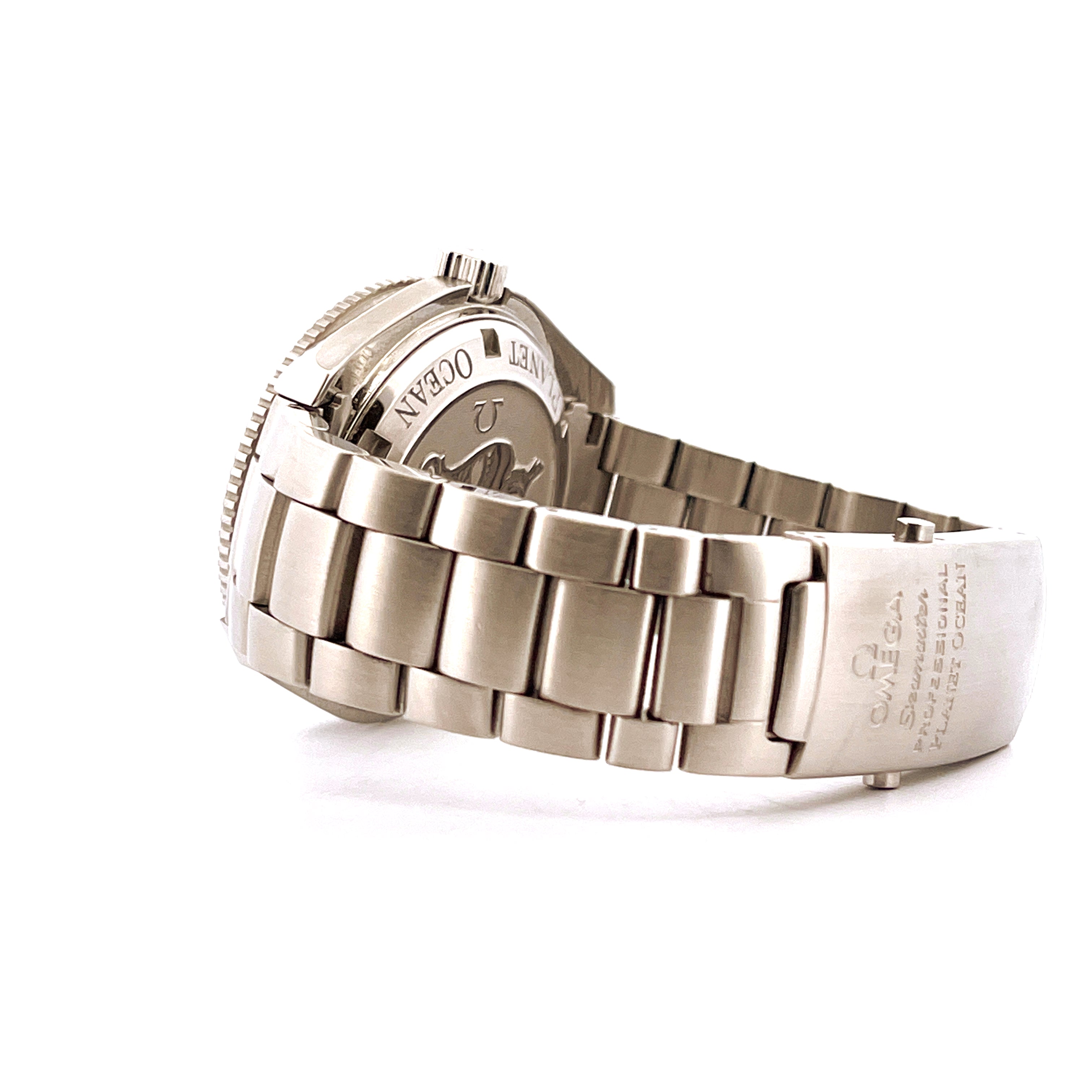 Seitliche Nahaufnahme einer Omega Seamaster Planet Ocean 42 mm aus Edelstahl mit Armband und Schließe