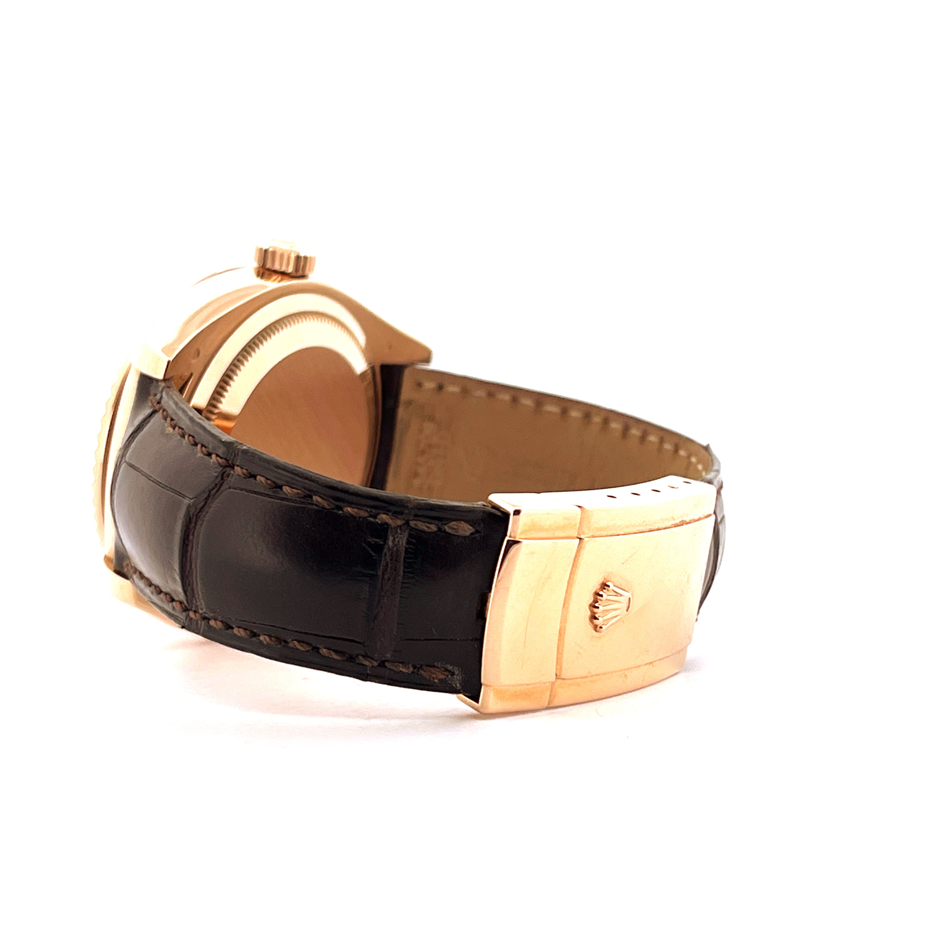 Seitenansicht einer Rolex Sky-Dweller aus Roségold mit braunem Lederarmband und Rolex-Schließe