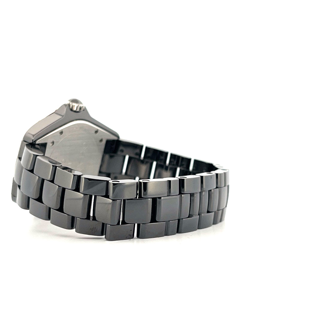 Chanel J12 GMT Keramik schwarz von der Seite, Armband aus Keramik, auf weißem Hintergrund