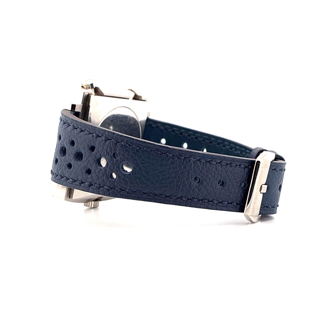 Tag Heuer Monaco Calibre 11 Steve McQueen 39mm blaue Lederarmband mit Dornschließe von der Seite