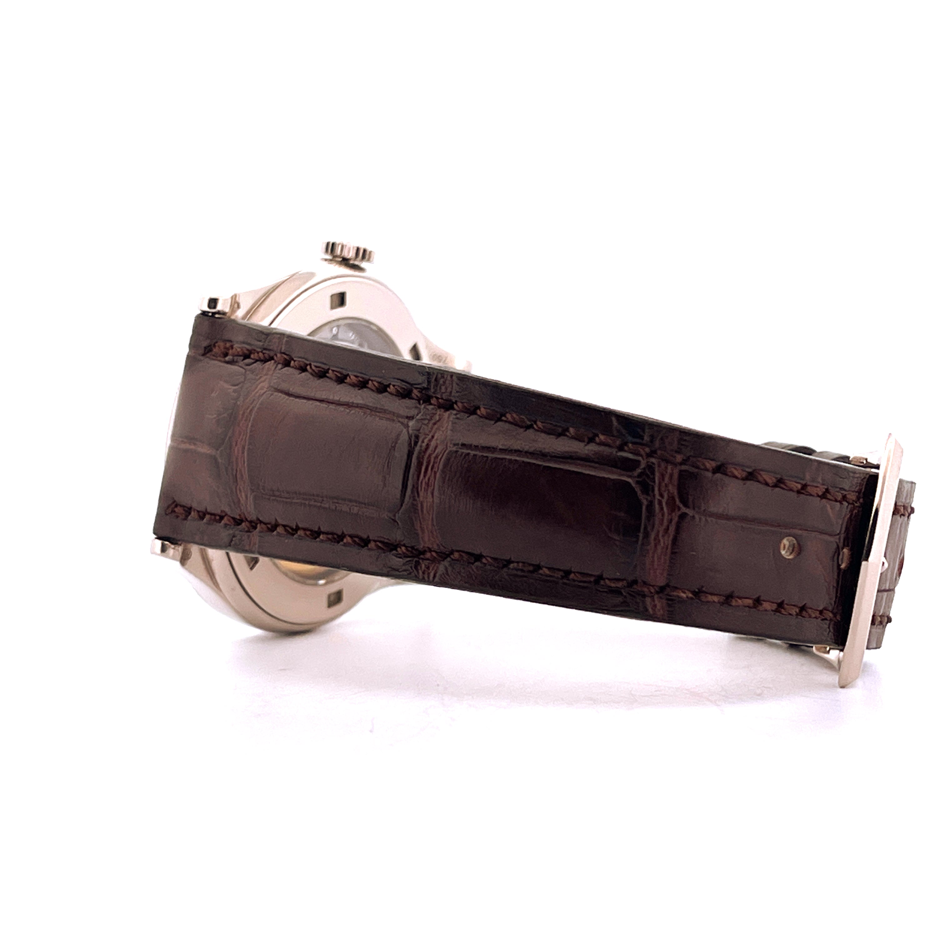 Patek Philippe Calatrava 5296G-010 Weißgold mit braunem Krokolederarmband auf weißem Hintergrund