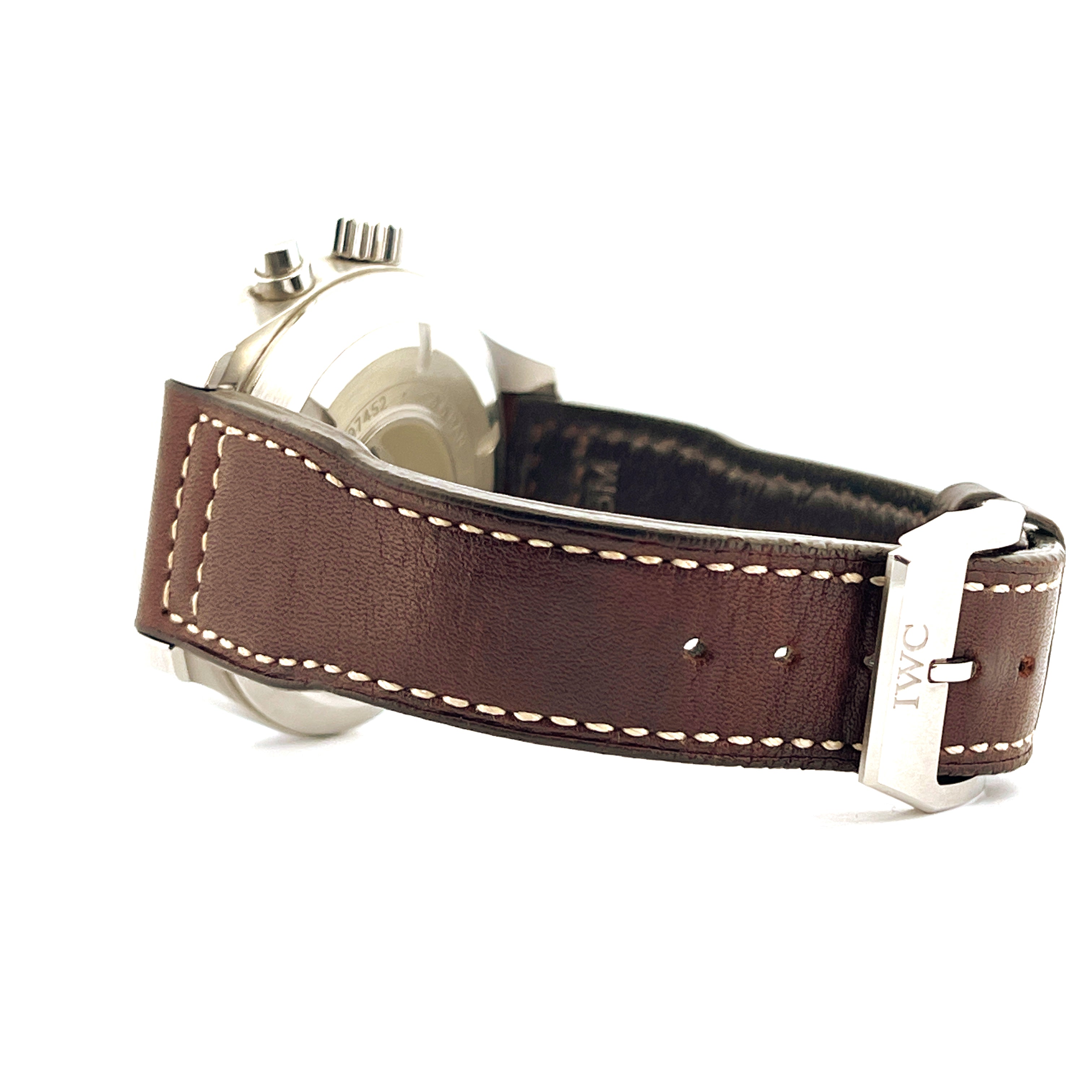 Seitenansicht des IWC Pilot Chronographen Le Petit Prince Blue mit braunem Lederarmband und IWC-Schließe