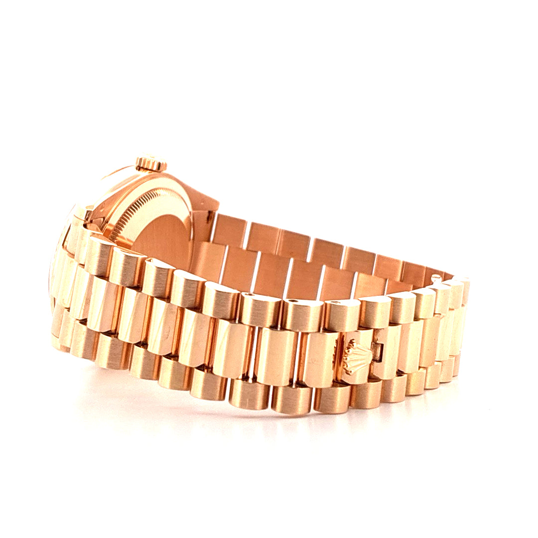 Rolex Day-Date 36 Everose Roségold mit Armband und Schließe von der Seite