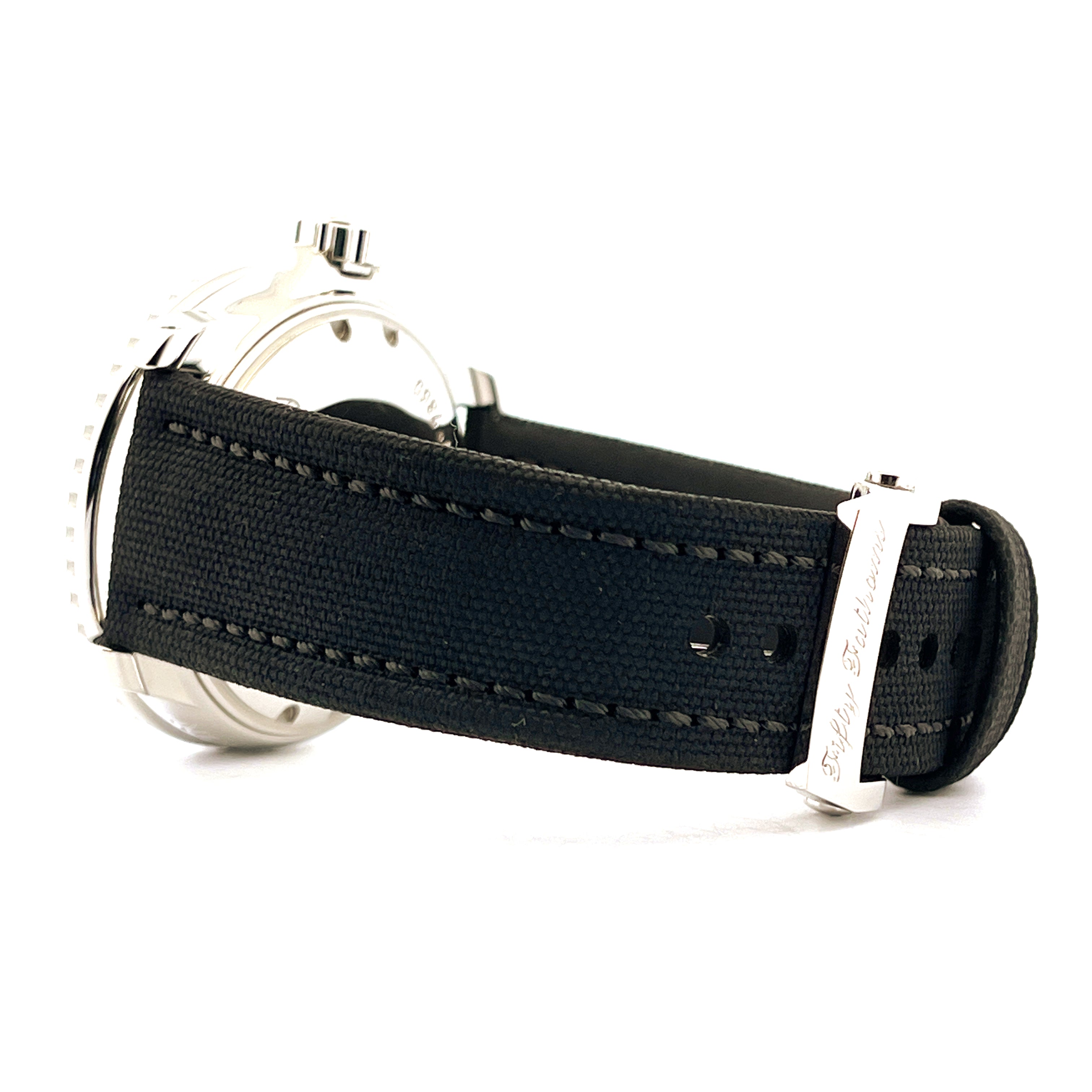 Seitenansicht einer Blancpain Fifty Fathoms Uhr mit schwarzem Textilarmband und silberner Schließe mit Gravur