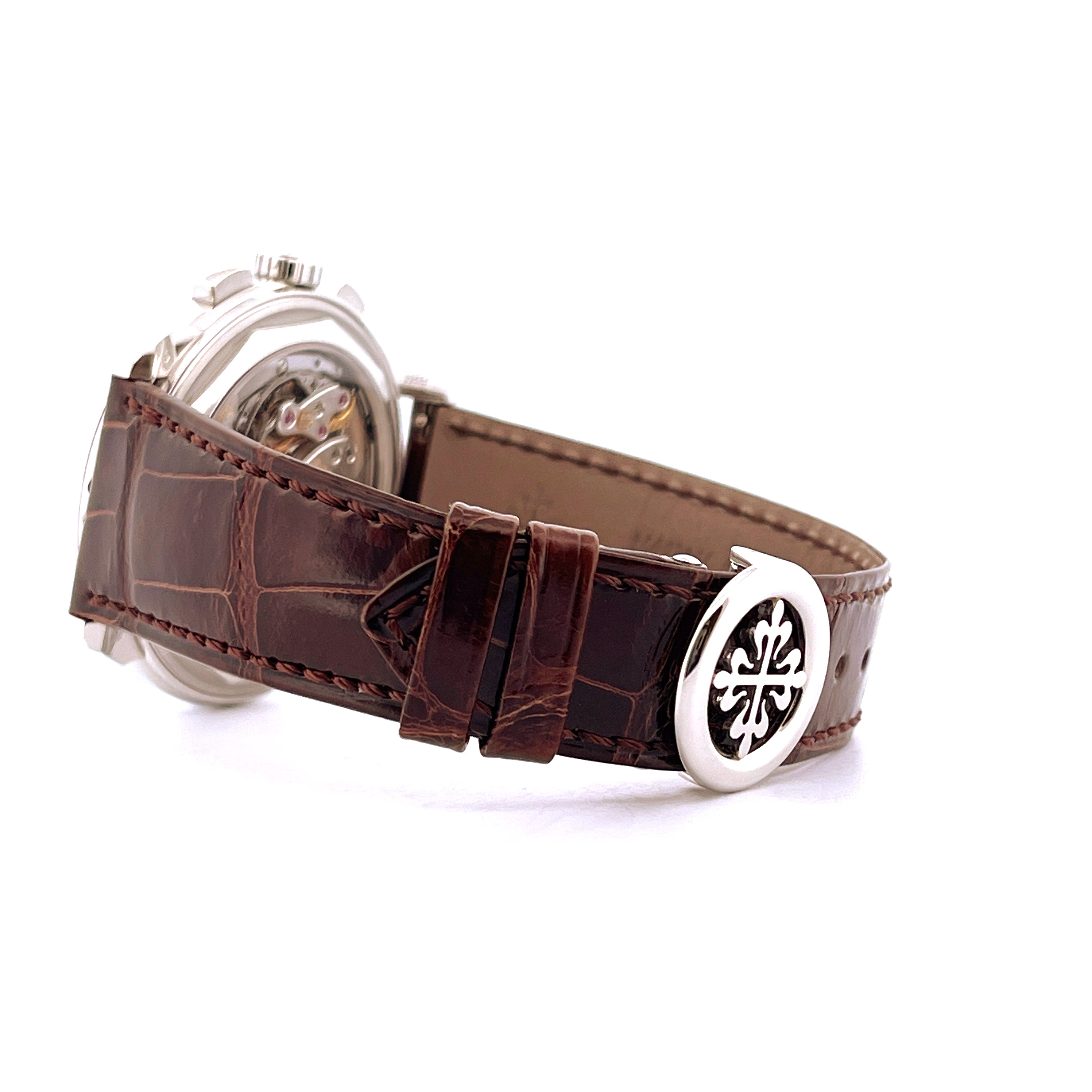 Patek Philippe Perpetual Calendar Chronograph 5270P-001, Seitenansicht eines braunen Krokolederarmbands mit silberner Schl…