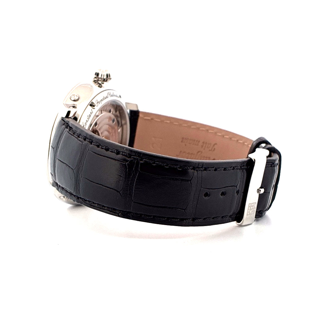 Seitenansicht einer Frederique Constant Classics Manufacture Ewiger Kalender Uhr mit schwarzem Krokodillederarmband