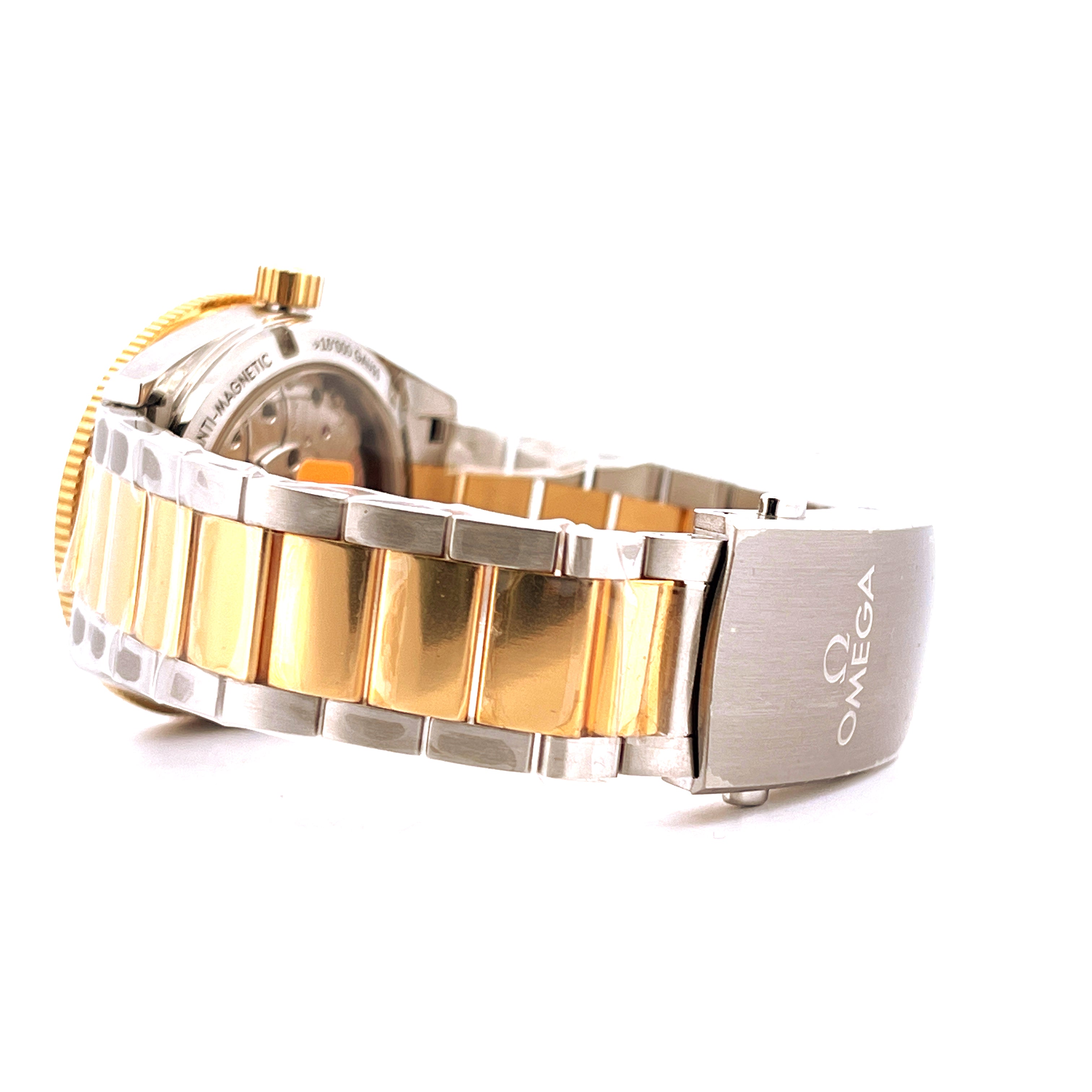 Omega Seamaster 300 Co-axial Bicolor von der Seite mit goldenen und silbernen Gliedern und Omega-Schließe