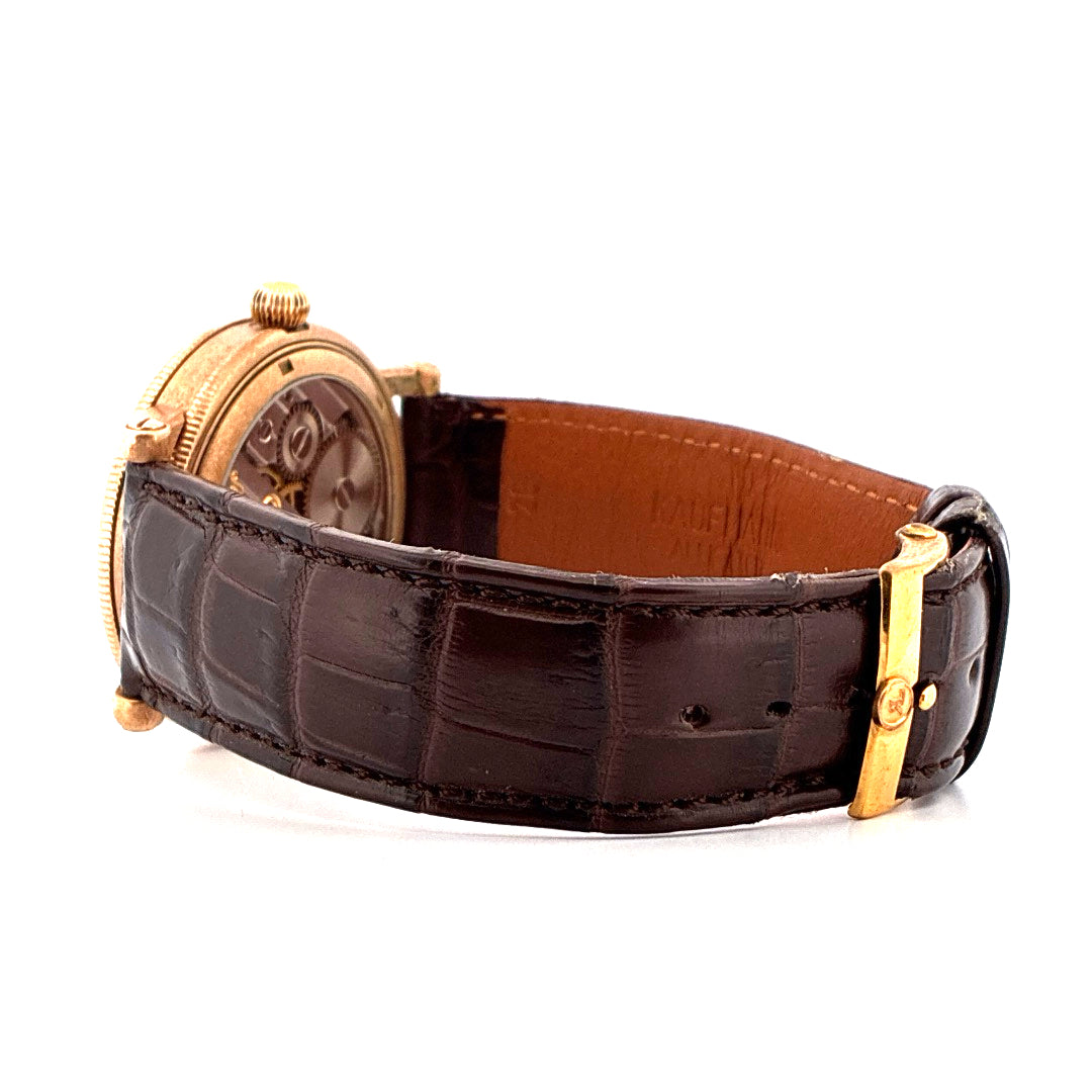 Choswiss Regulateur Bronze 38mm mit braunem Krokolederarmband und Goldschließe im Seitenprofil