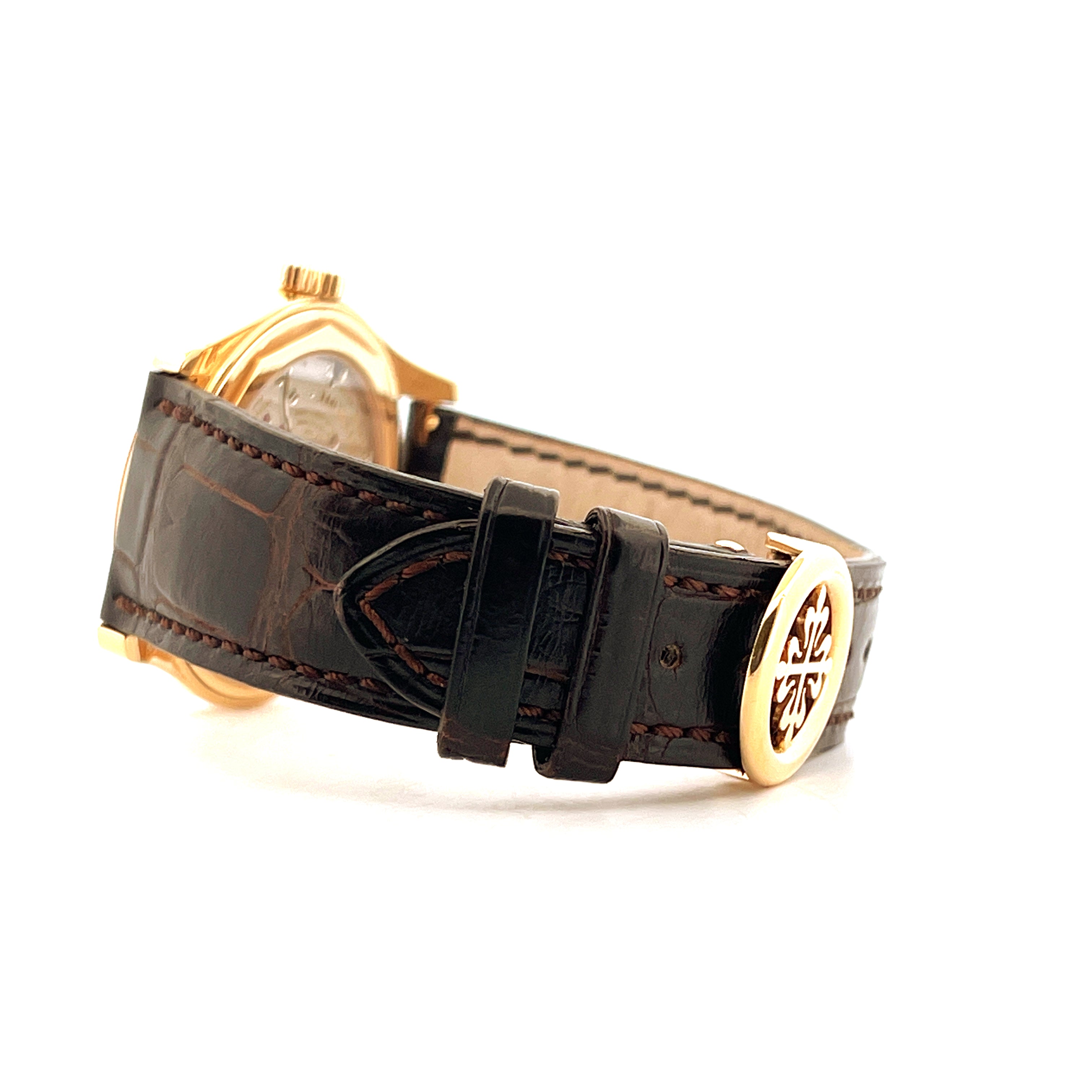 Seitenansicht eines Patek Philippe Calatrava Roségold mit dunkelbraunem Kroko-Lederarmband und goldener Schließe