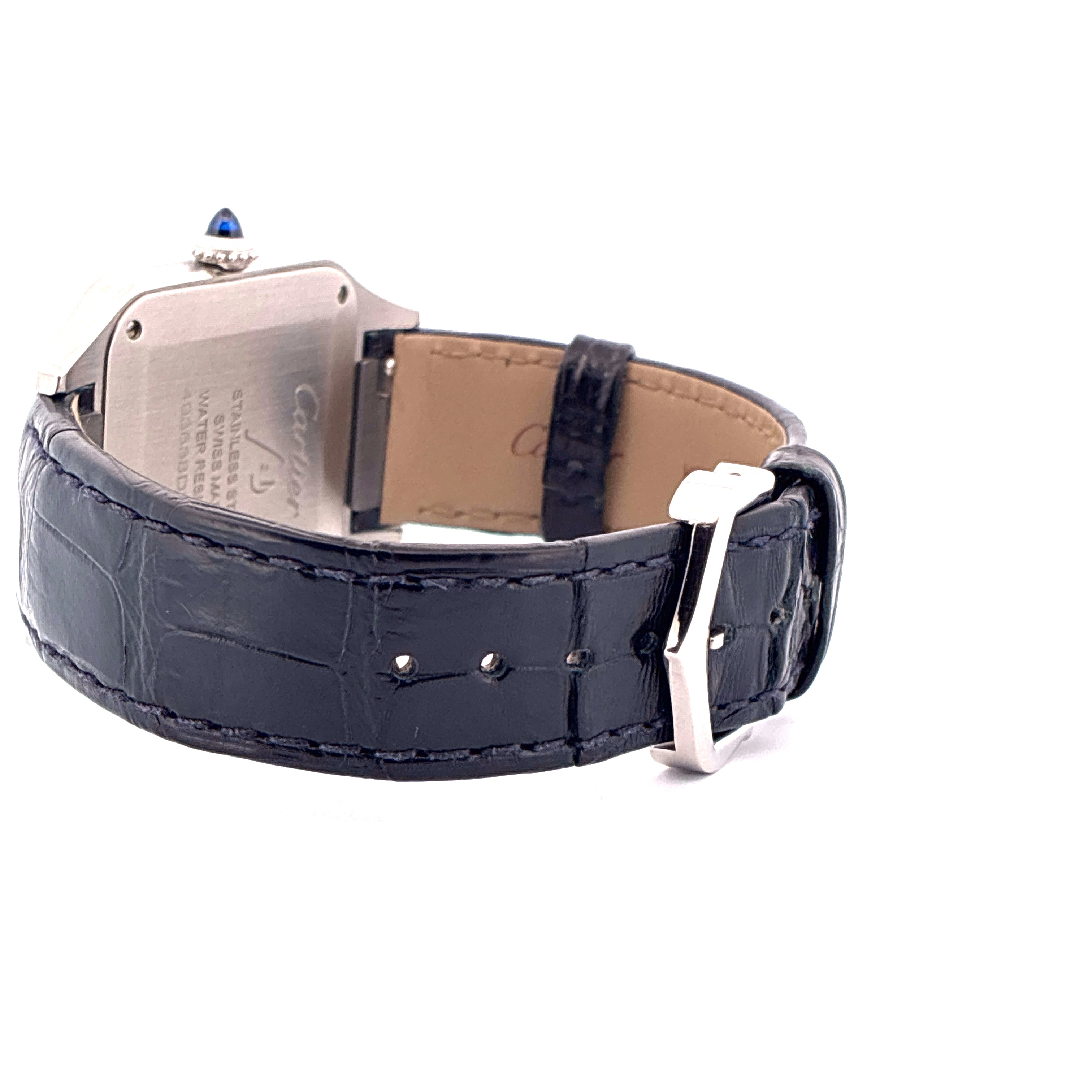 Rückansicht einer Cartier Santos Dumont mit schwarzem Kroko-Lederband und Edelstahlschließe auf weißem Hintergrund