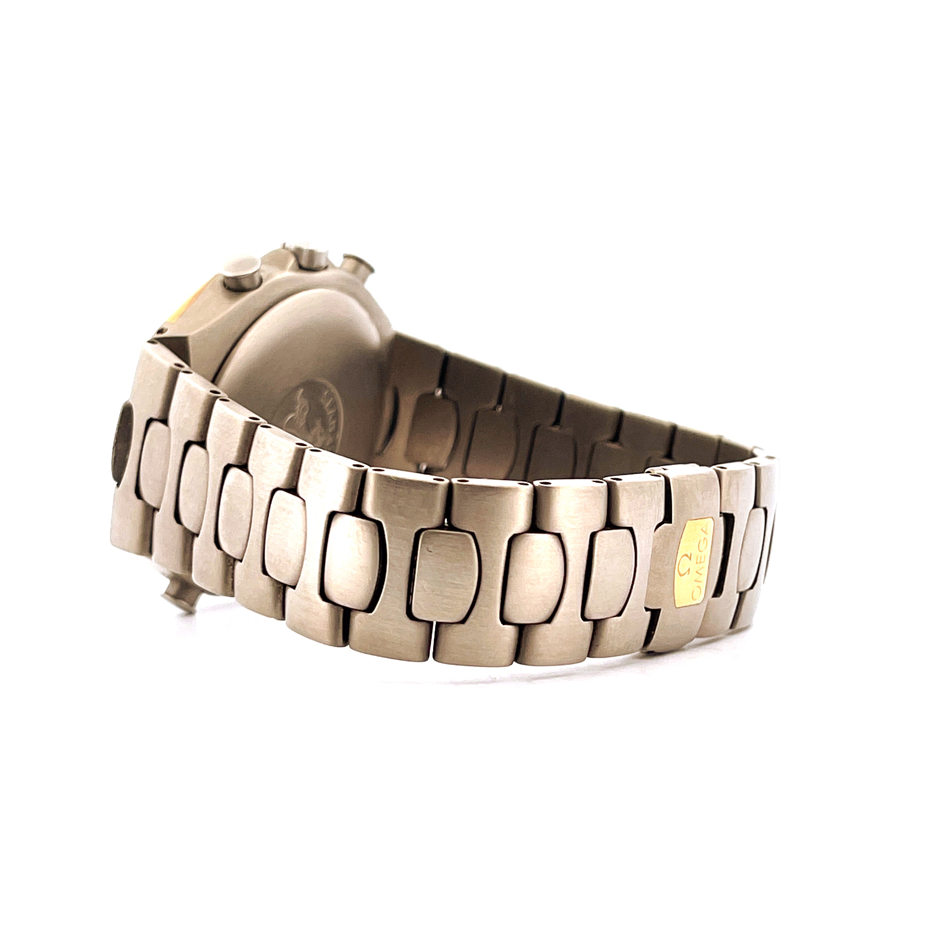 Seitenansicht einer Omega Seamaster Polaris Grey mit goldenem Omega-Logo auf dem Metallarmband