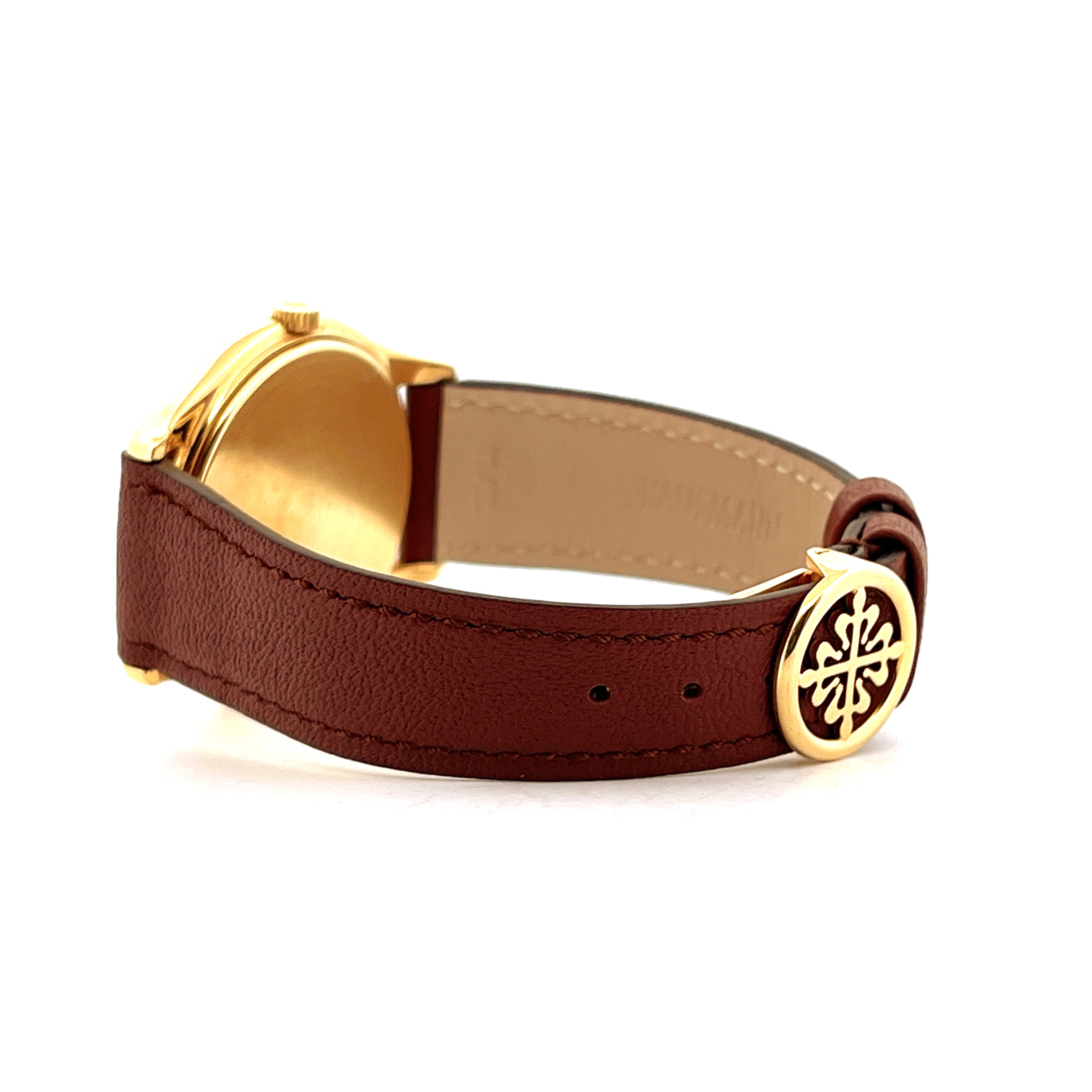 Patek Philippe Perpetual Calendar 3940J-017 im Seitenprofil mit braunem Lederarmband und goldenem Emblem