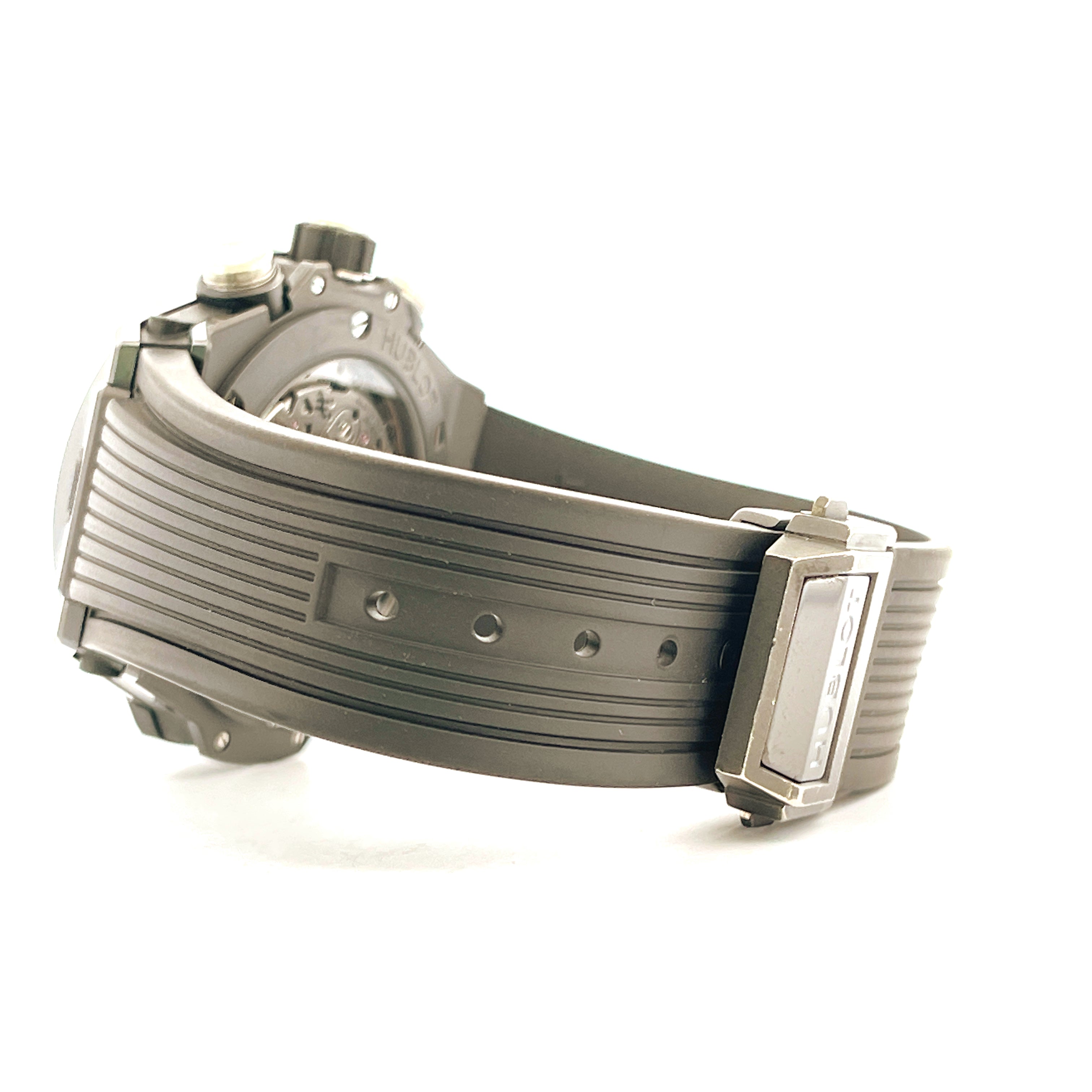 Seitenansicht einer Hublot Big Bang Unico Uhr mit dunklem Keramikgehäuse und geripptem Kautschukarmband