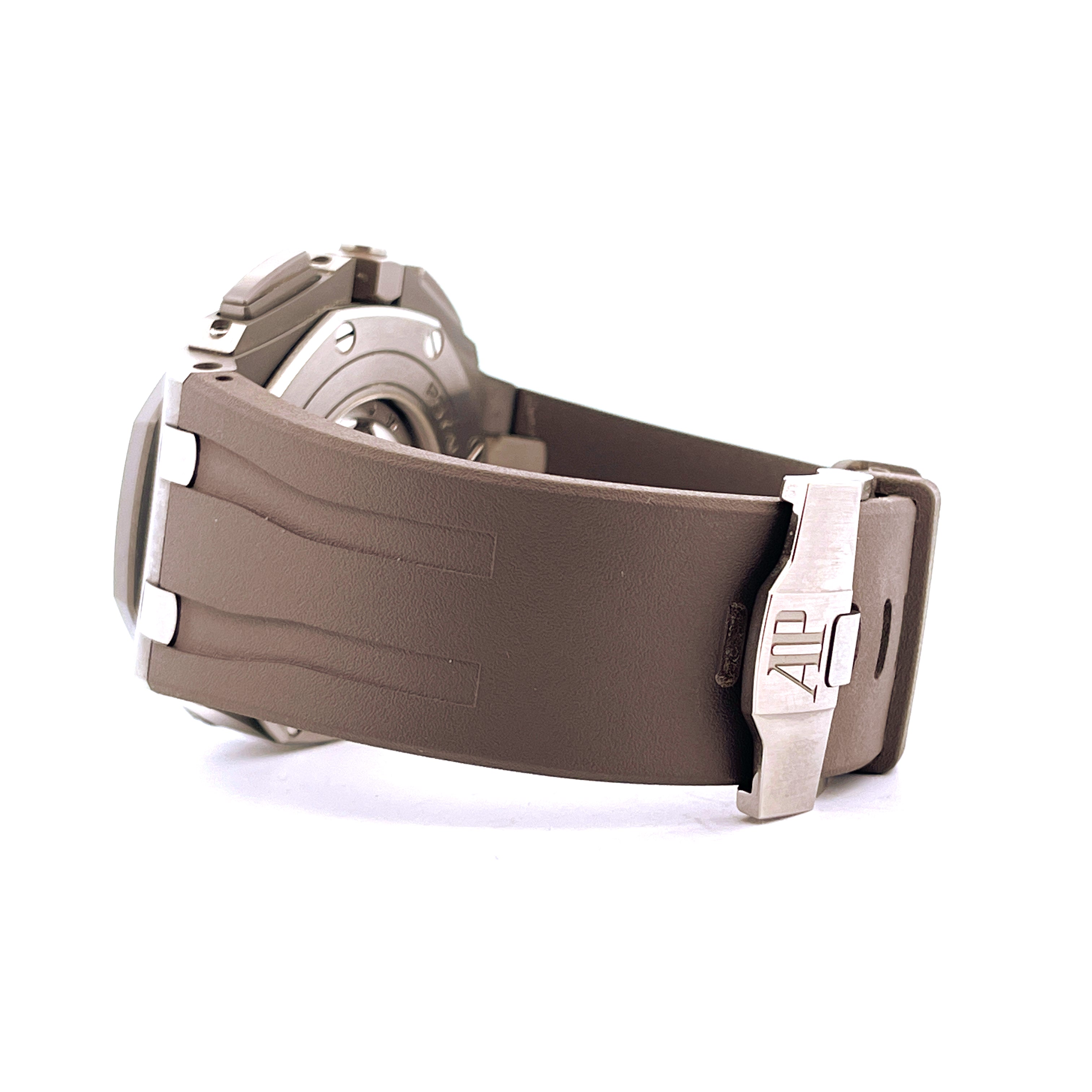 Audemars Piguet Royal Oak Offshore Chronograph Titan Seitenansicht mit braunem Kautschukarmband und AP-Faltschliesse auf Weiss