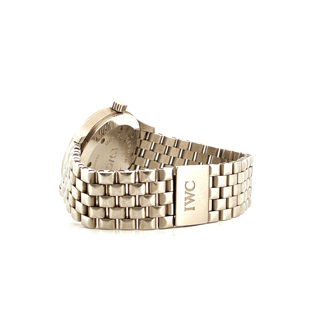 IWC Spitfire Mark XV von der Seite mit Edelstahlarmband und IWC-Logo auf der Schließe