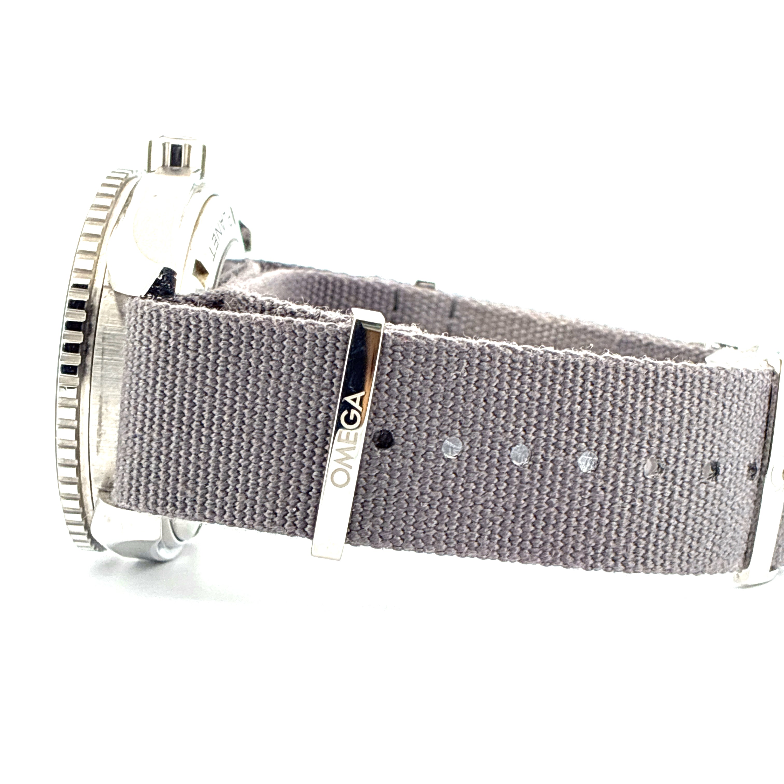 Omega Seamaster Planet Ocean im Detail von der Seite mit grauem Textilarmband und silberner Dornschliesse mit Omega-Logo