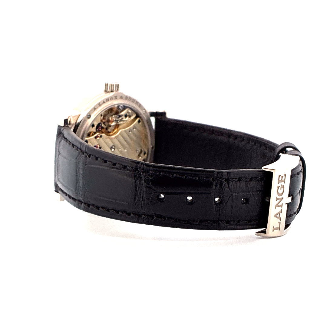 A. Lange & Söhne Lange 1 Weißgold im Seitenprofil mit schwarzem Krokodillederarmband und silberner Dornschließe