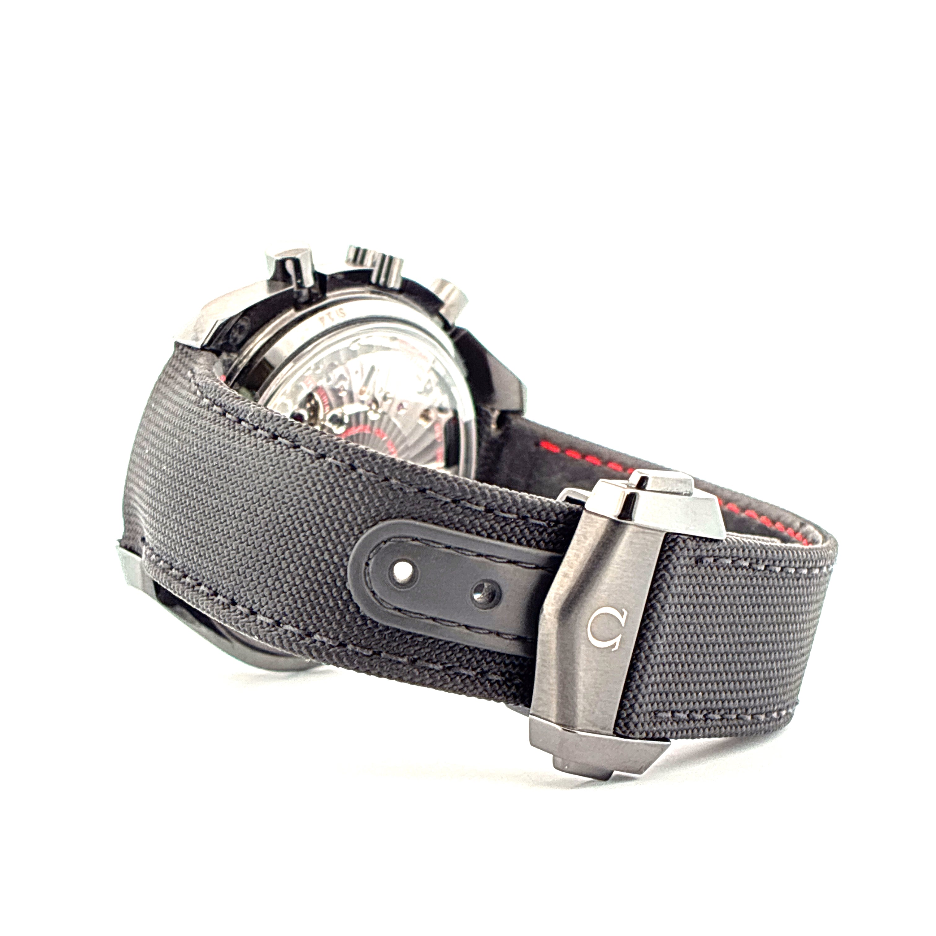 Omega Speedmaster Dark Side of the Moon von der Seite mit schwarzem Textilarmband und silberner Schließe