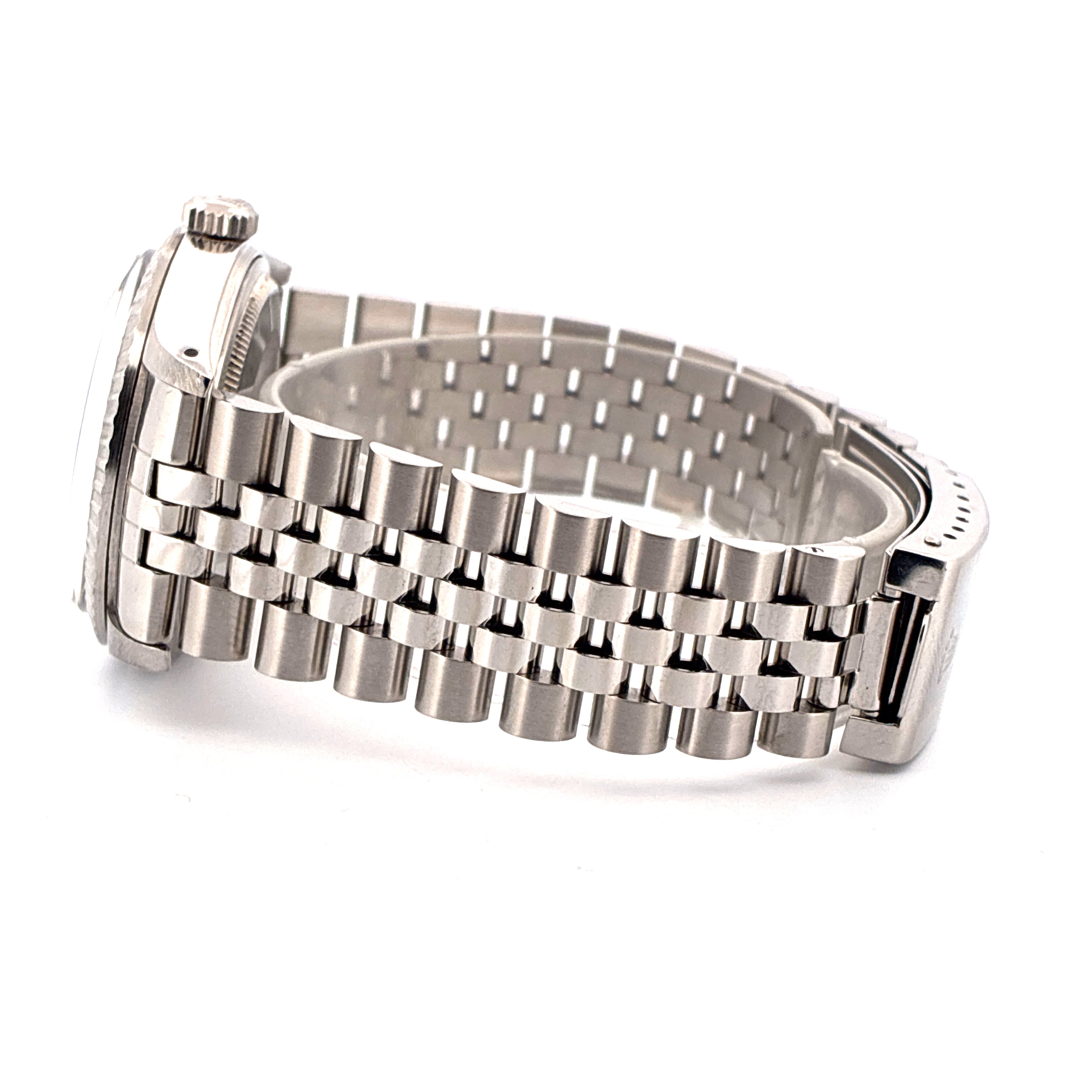 Seitenansicht einer Rolex Datejust 36 aus Edelstahl mit Jubilé-Armband auf weissem Hintergrund