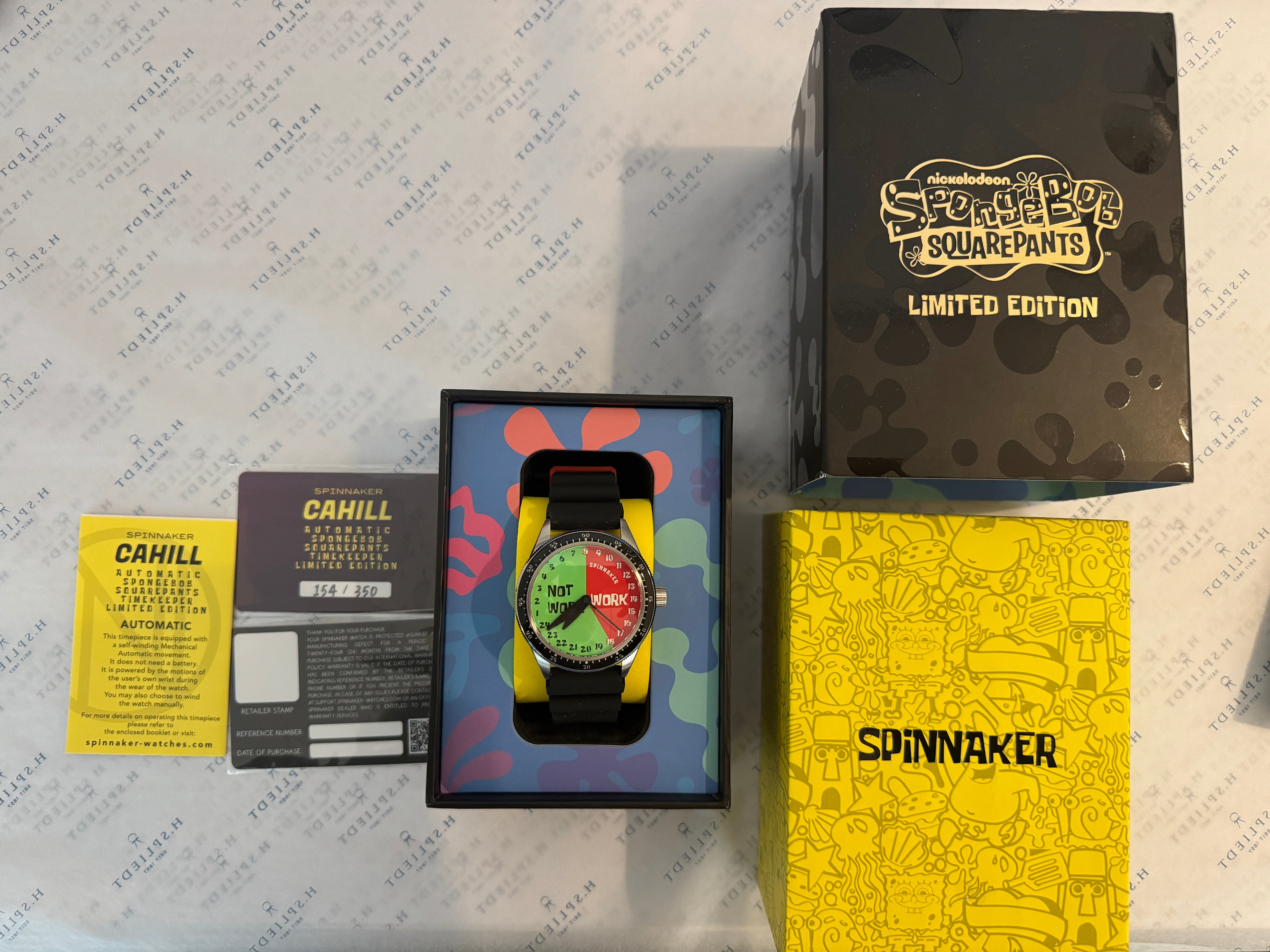 Spinnaker Cahill Automatic SpongeBob SquarePants Limited Edition, Frontansicht mit Verpackung auf texturiertem Hintergrund