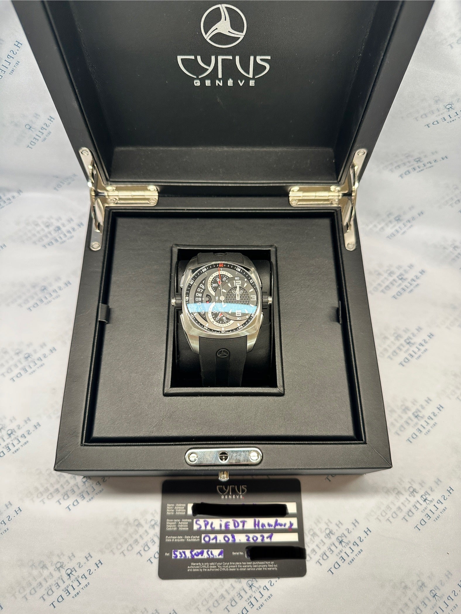 Cyrus Klepcys Chronograph Titan Limited Edition 2021 in geöffneter schwarzer Box mit Garantiekarte