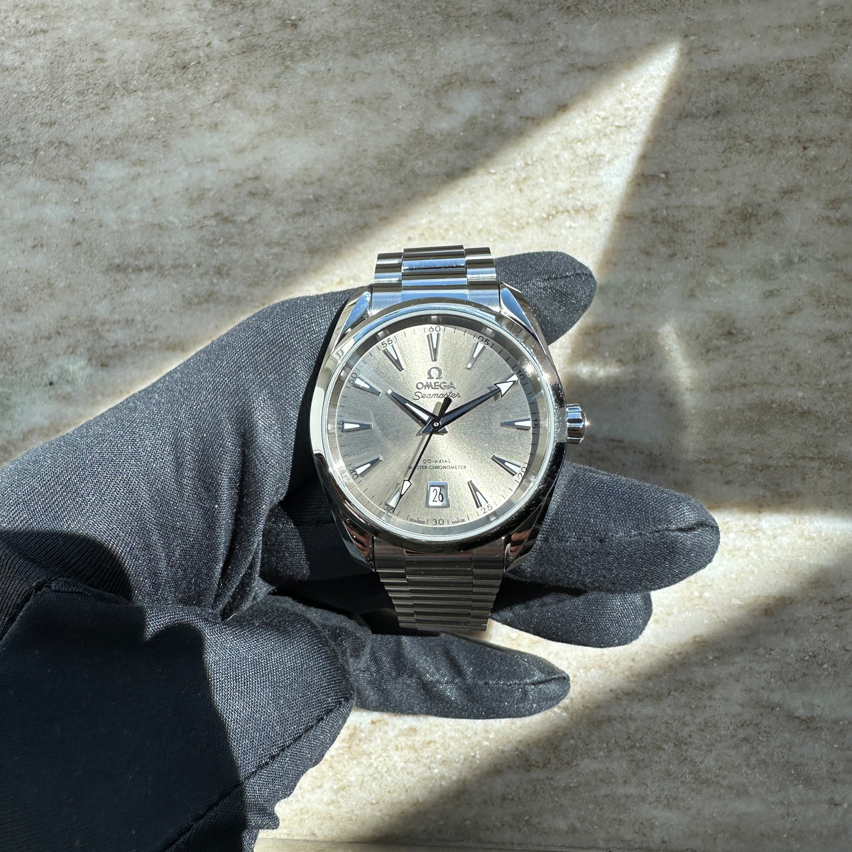 Omega Seamaster Aqua Terra 150M Champagne Dial (38mm) / Full Set / very good Condition / Germany / Nov. 2024, Vorderansicht mit Zifferblatt, Krone und Armband vor neutralem Hintergrund