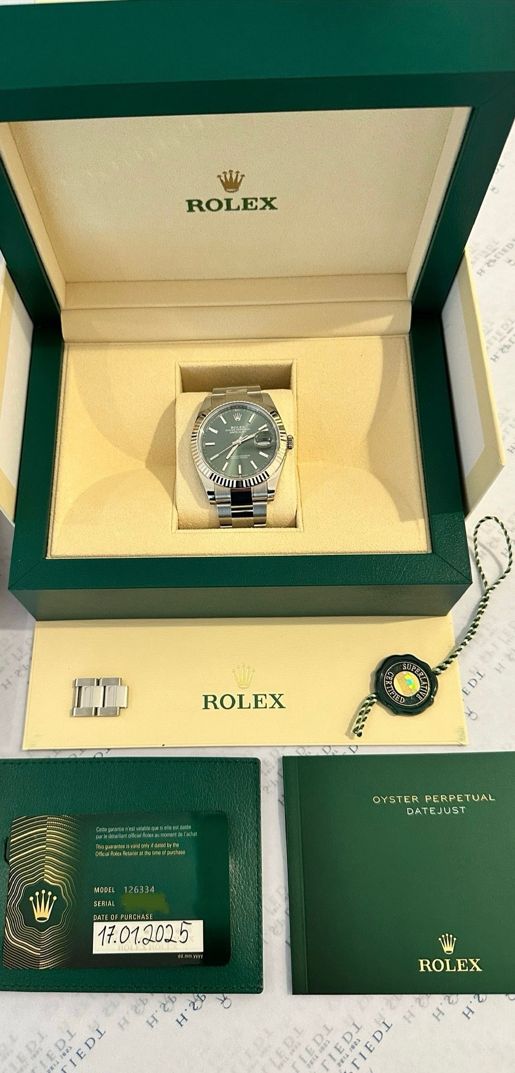 Rolex Datejust 41 Green 126334 in geöffneter grüner Box mit Papieren
